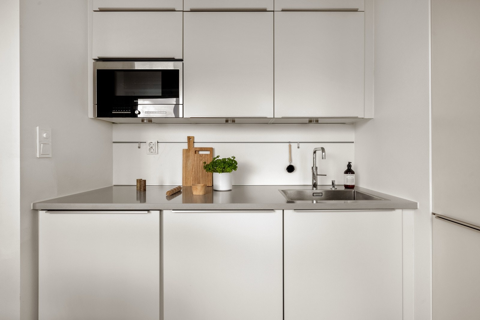 Av integrerte hvitevarer kan kjøkkenet skilte med stekeovn, micro, oppvaskmaskin, vaskemaskin, kjøleskap med frysedel og platetopp. Galleribilde