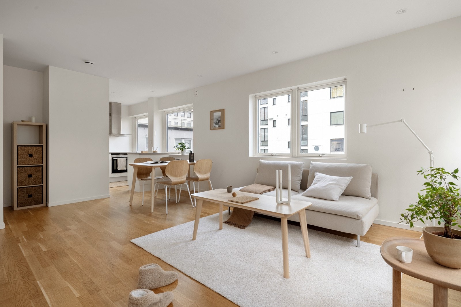 Kjøkkensonen er praktisk innredet i en egen sone, og tar på ingen måte over rommet. Galleribilde