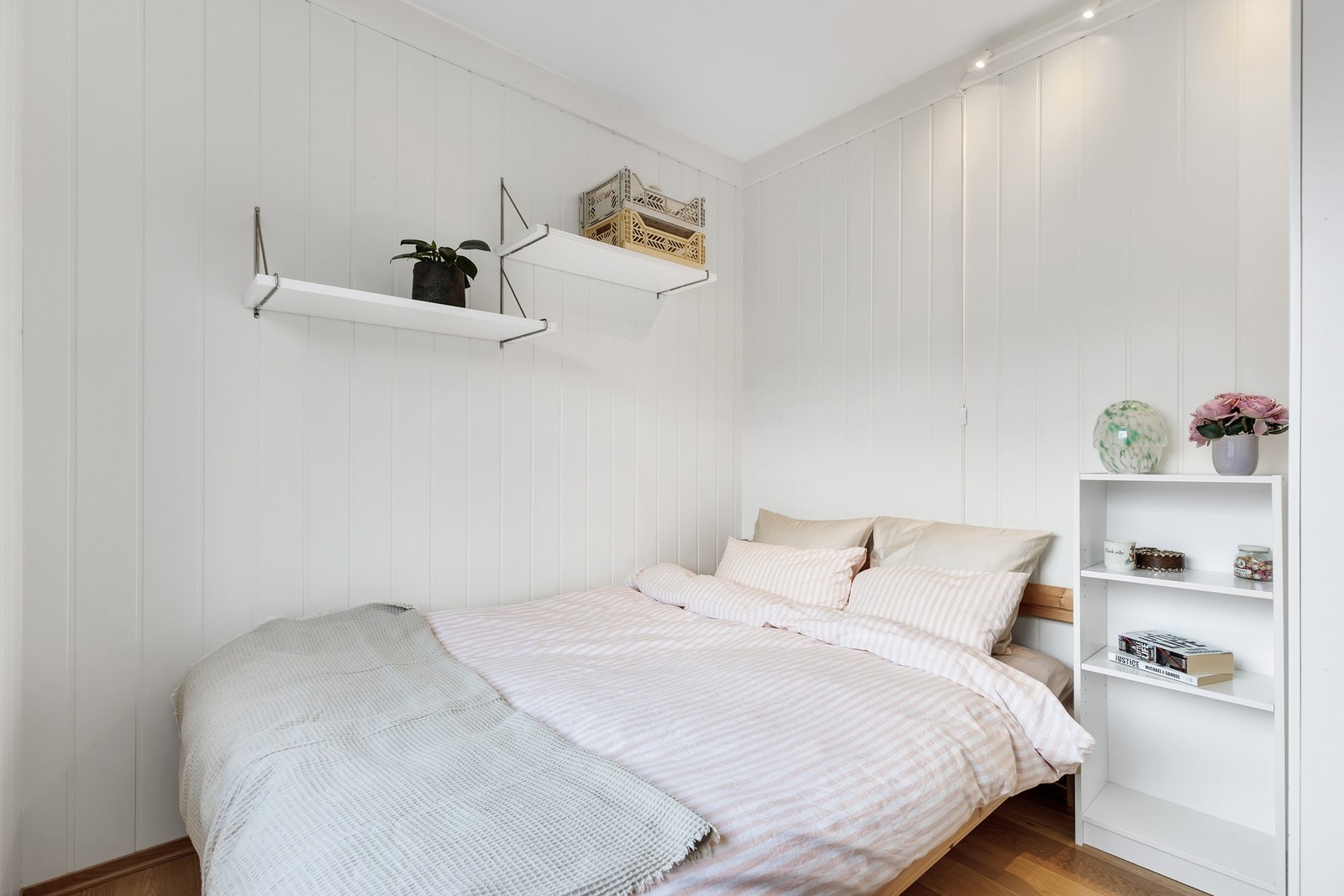 Leiligheten har en romslig sovealkove innenfor stuen. Galleribilde