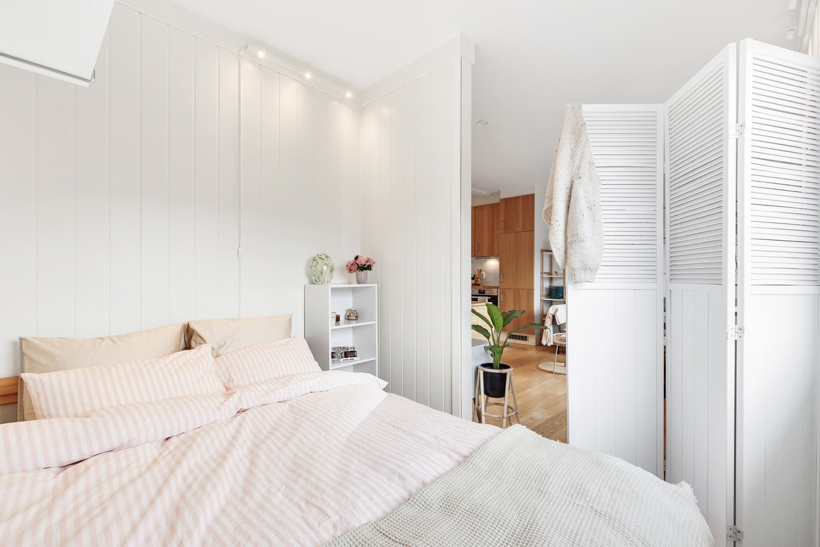 Sovealkoven har et stort vindu og oppleves lys og trivelig. Galleribilde