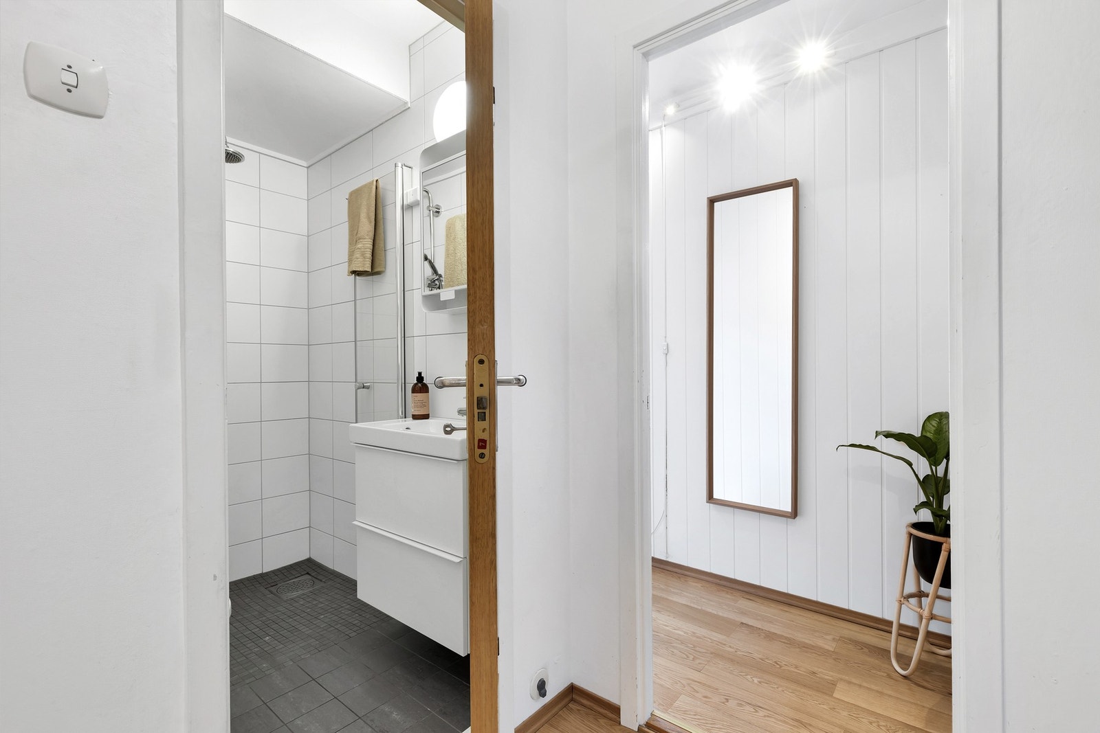 Badet har praktisk beliggenhet rett innenfor inngangsdøren. Galleribilde