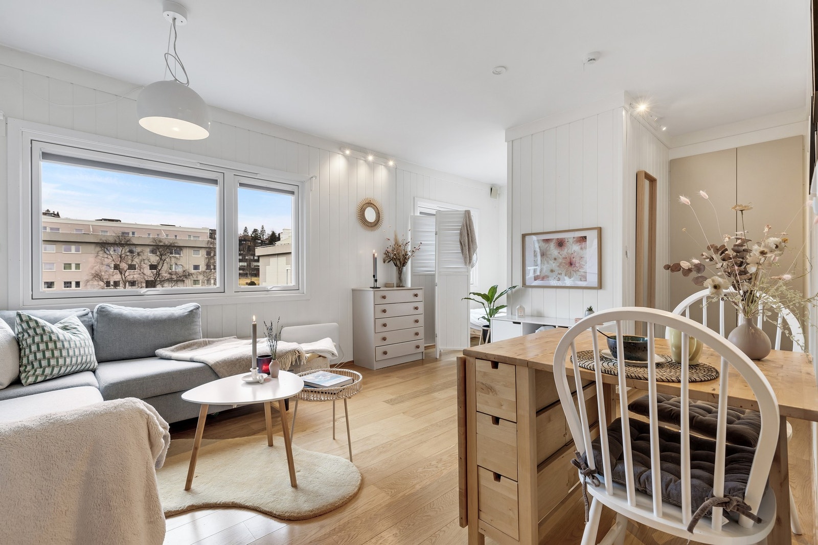 Leiligheten har tilgang på borettslagets store grøntareal og hyggelige sitteplasser. Galleribilde