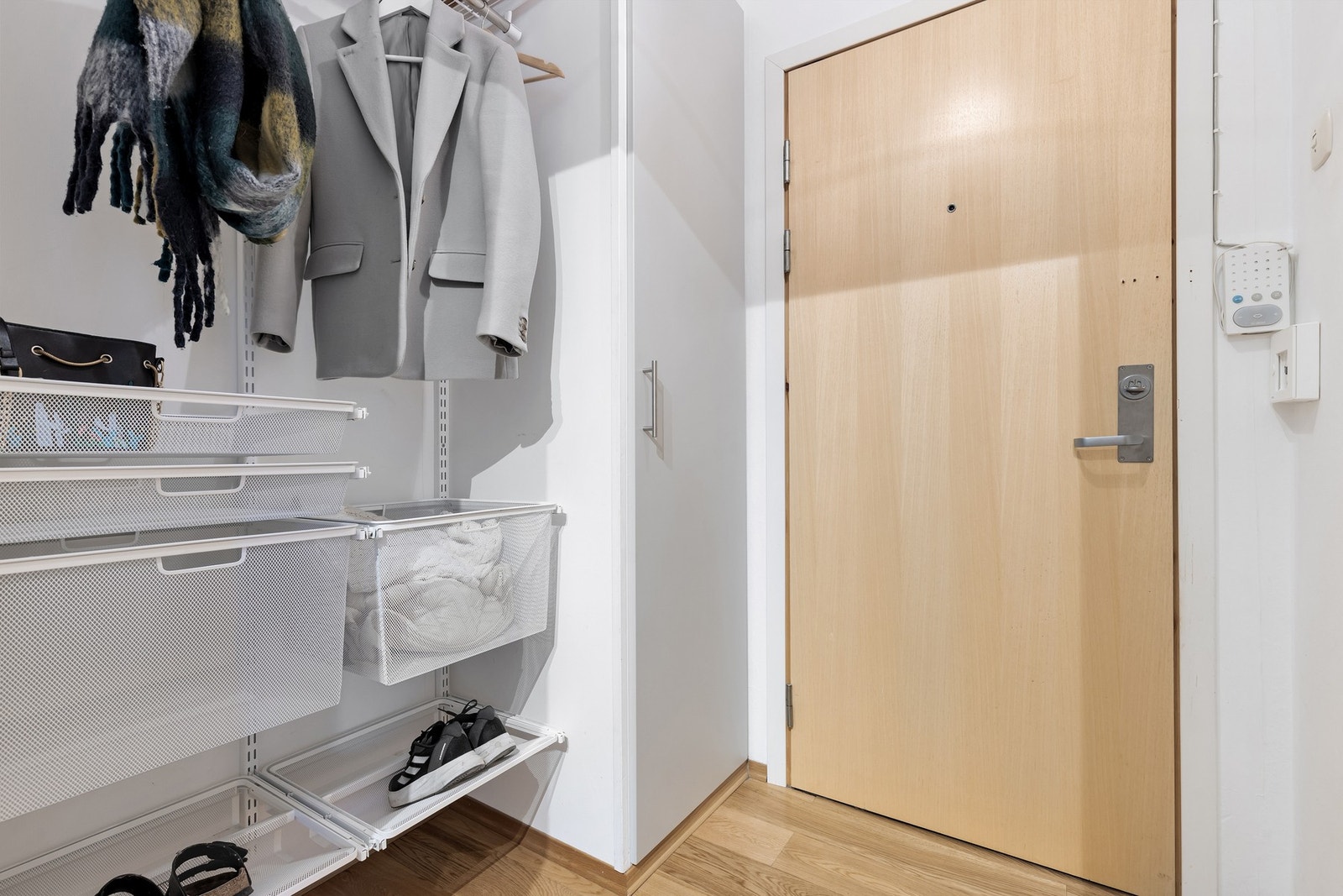 Leiligheten disponerer ekstra lagringsplass i to boder i kjelleren. Galleribilde