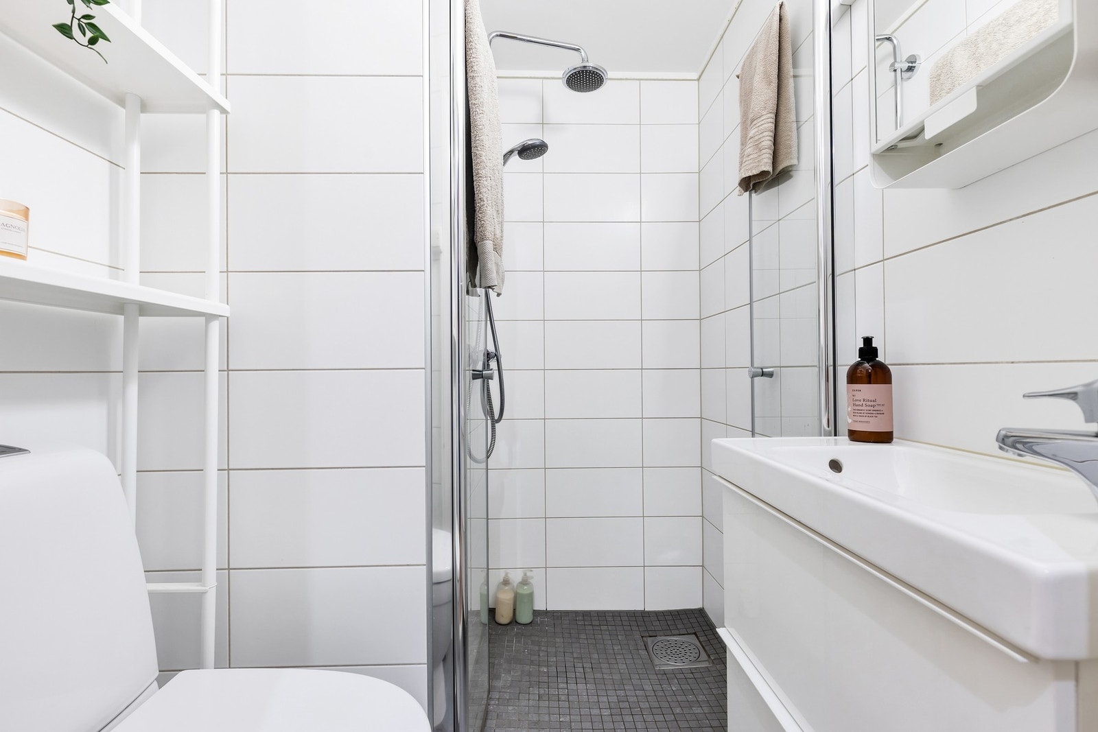 Flislagt bad med varmekabler i gulvet. Innredning og overflater er vurdert til tilstandsgrad 1. Galleribilde