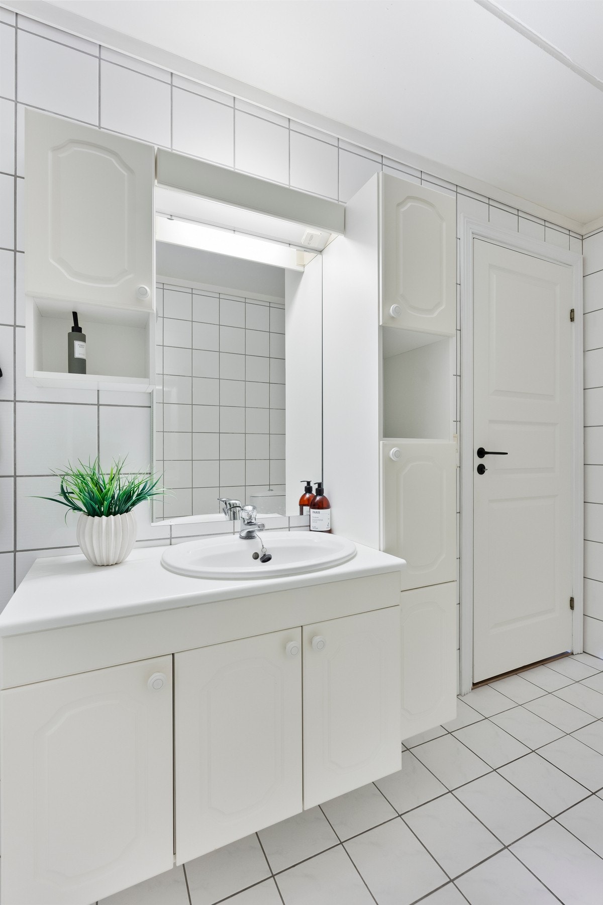 Du finner et dusjhjørne, wc og en servant med skap - perfekt for å oppbevare håndklær og toalettsaker. Galleribilde