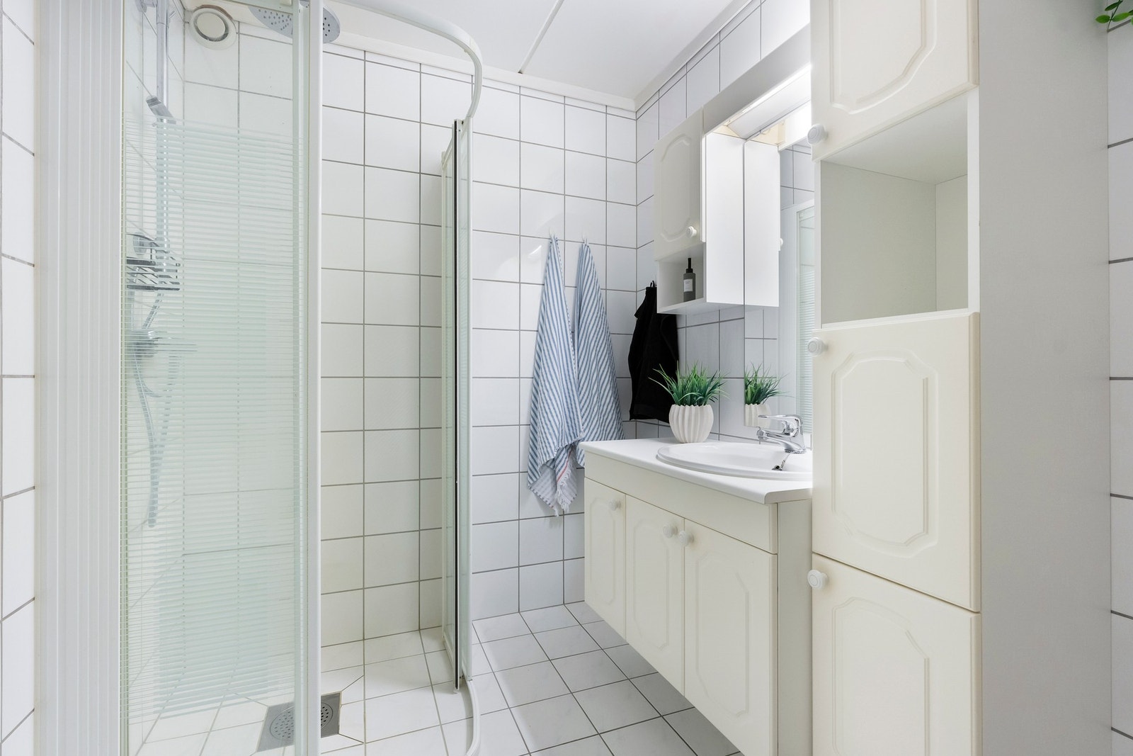 Badet har flislagt gulv og vegger, noe som gjør det enkelt å holde rent. Galleribilde