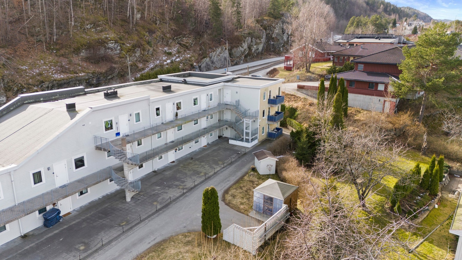 Utenfor bygget har du et pent opparbeidet fellesareal. Galleribilde