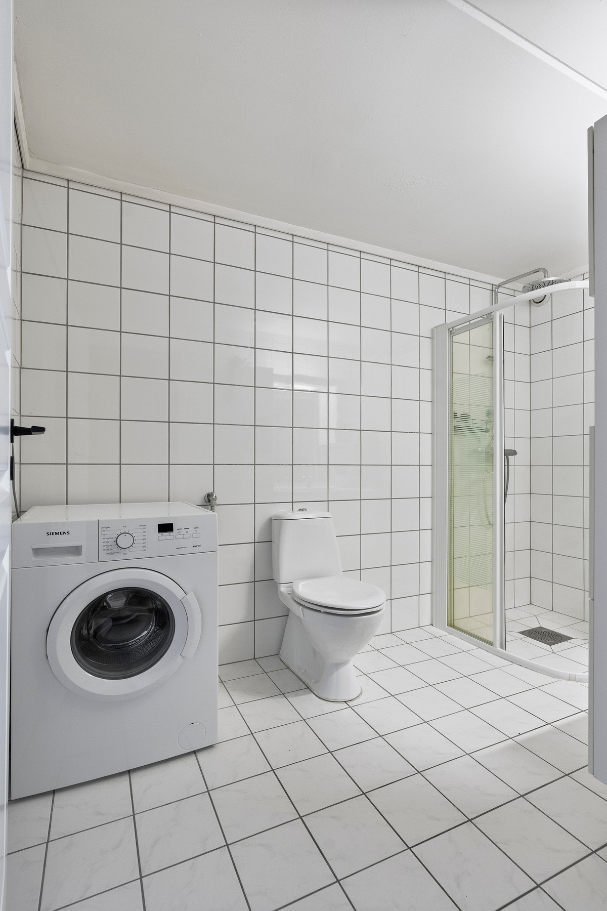 På badet er det opplegg til vaskemaskin. Galleribilde