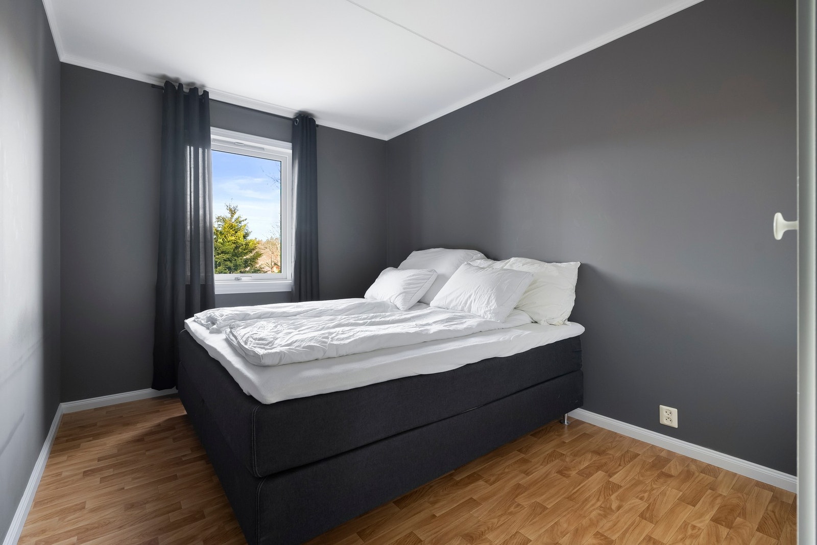 Soverommet er romslig med god plass til en dobbeltseng og nattbord. Galleribilde