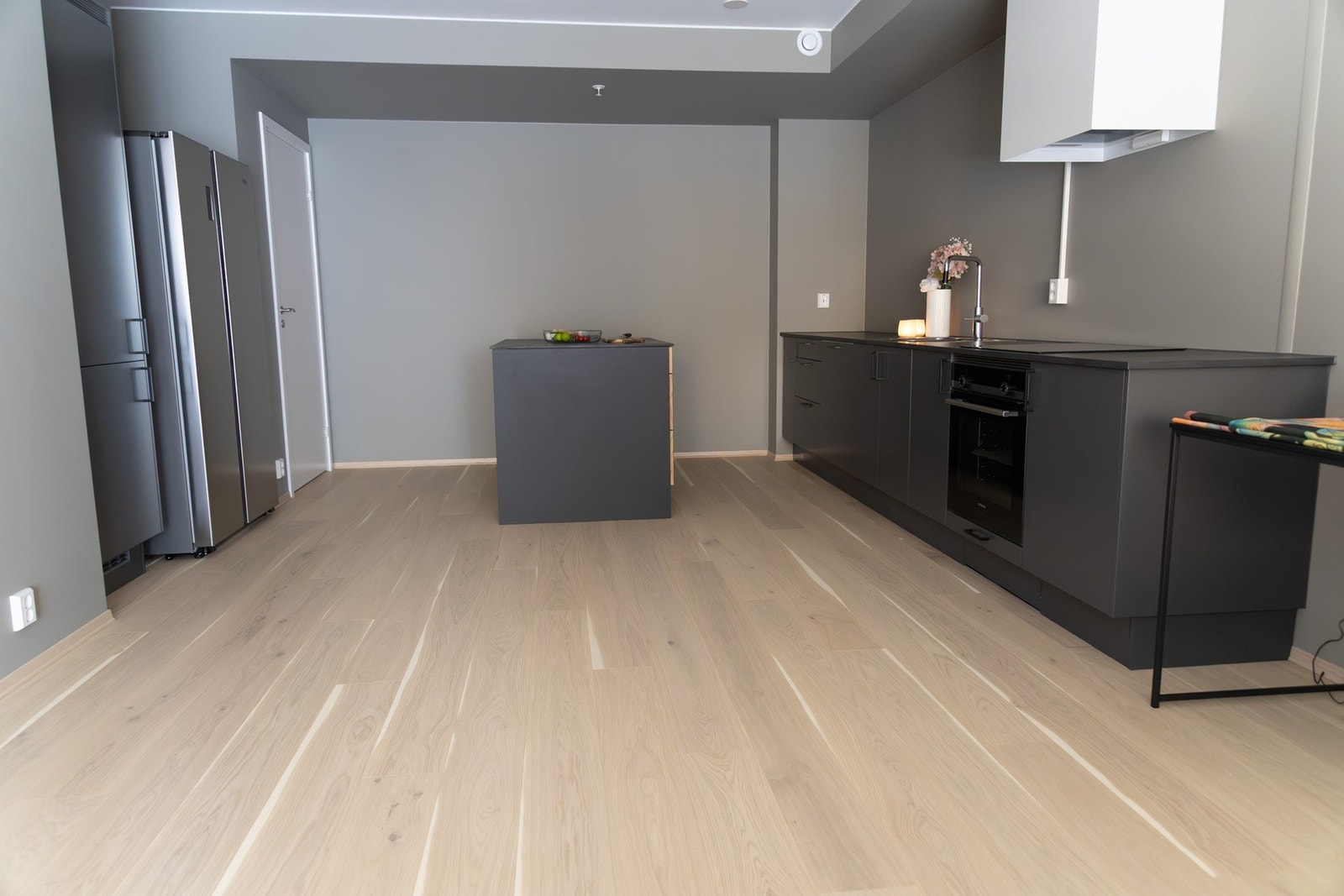 Integrert stekeovn og platetopp, samt frittstående kjøleskap. Galleribilde