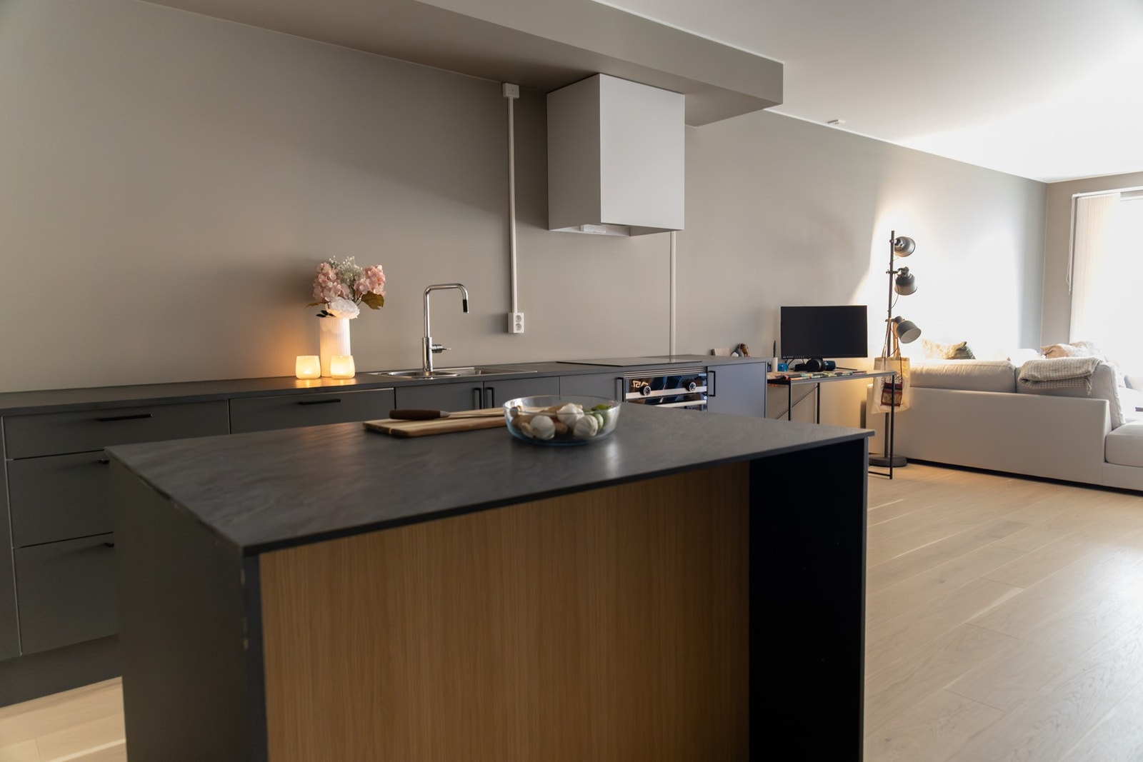 Kjøkkenet har en åpen og sosial løsning mot stuen. Galleribilde