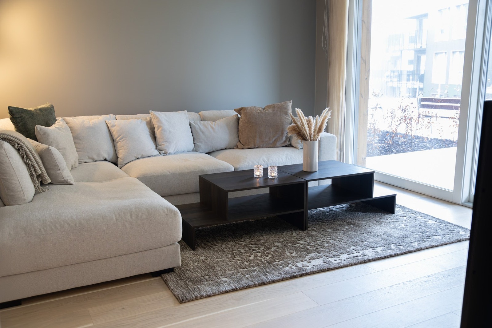 Fra stuen er det direkte adkomst til nordvest vendt markterrasse. Galleribilde