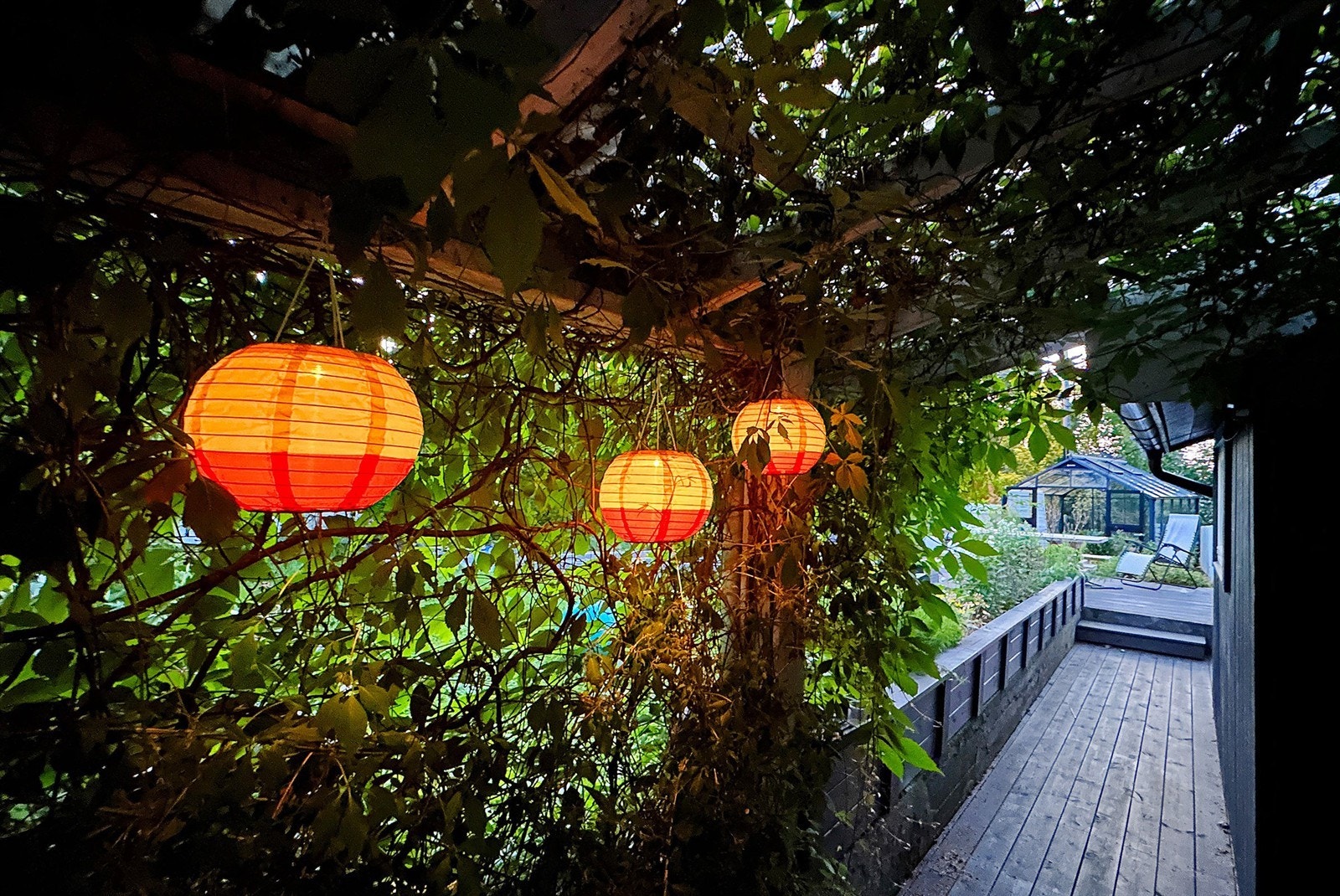 Overbygget inngangsparti med beplantning Galleribilde