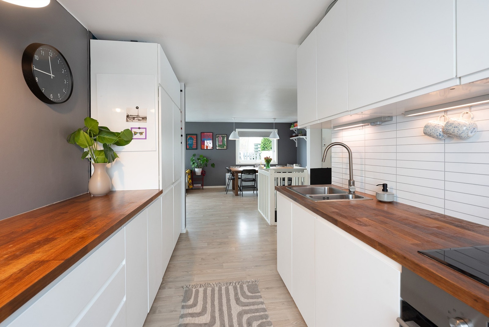 IKEA kjøkken som har godt med skap- og benkeplass Galleribilde