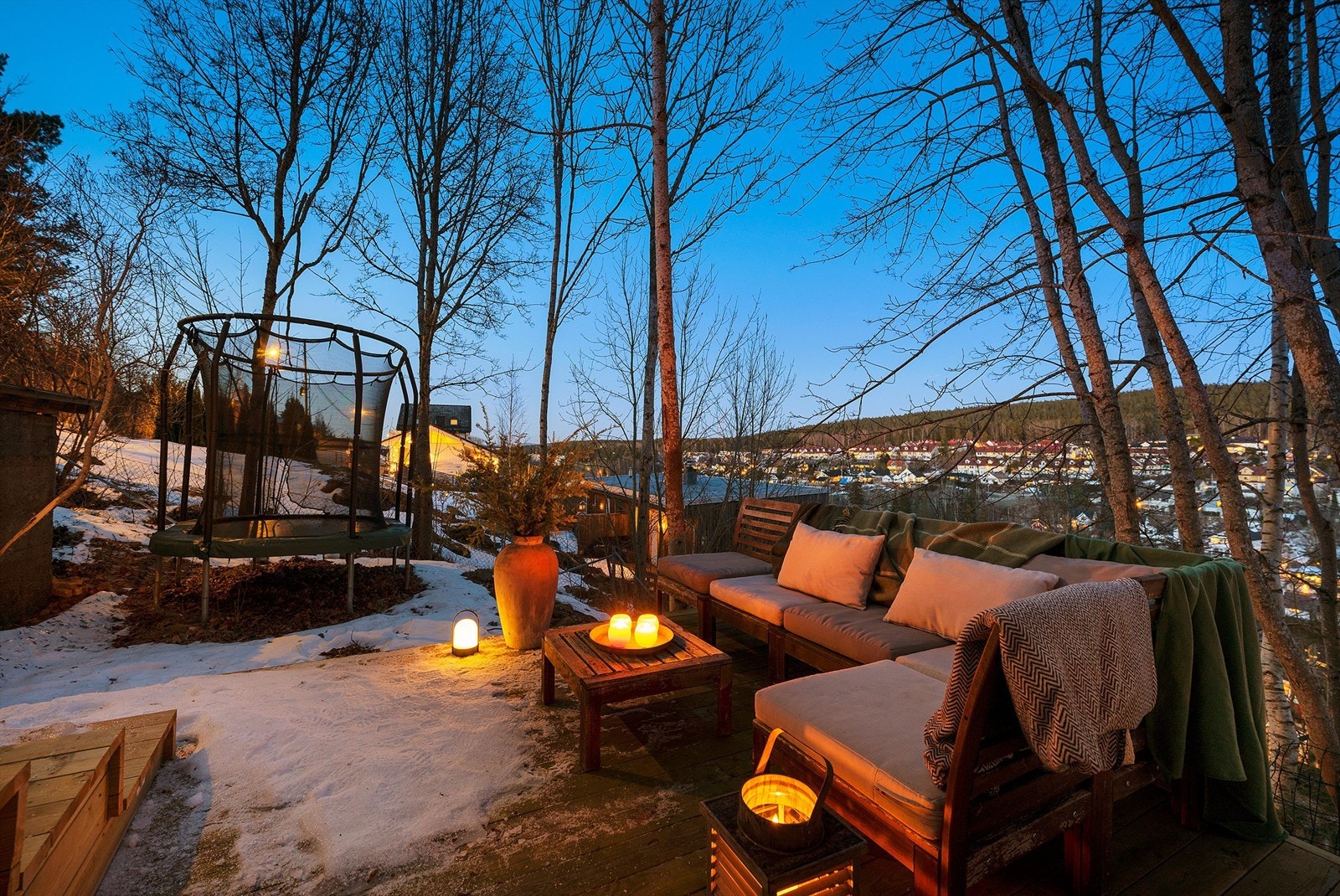 Nord-øst vendt terrasse oppmålt til 17 m2 - med plass til diverse utemøbler, grill, trampoline m.m. Galleribilde