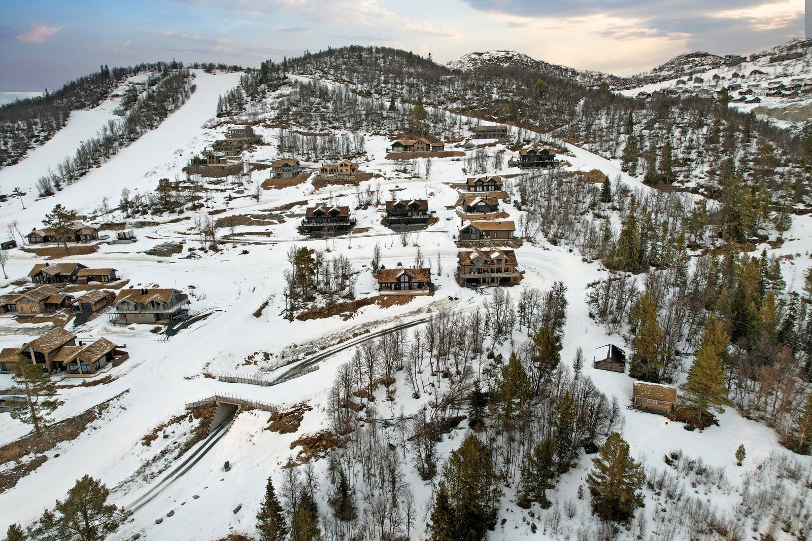 Fjellsteggen er et nytt og unikt hytteområde i et turområde som byr på tur og aktiviteter gjennom hele året. Her har du direkte tilgang til alpint og langrennsløyper på vinterstid og turterreng rett på utsiden av døren også resten av året. Galleribilde