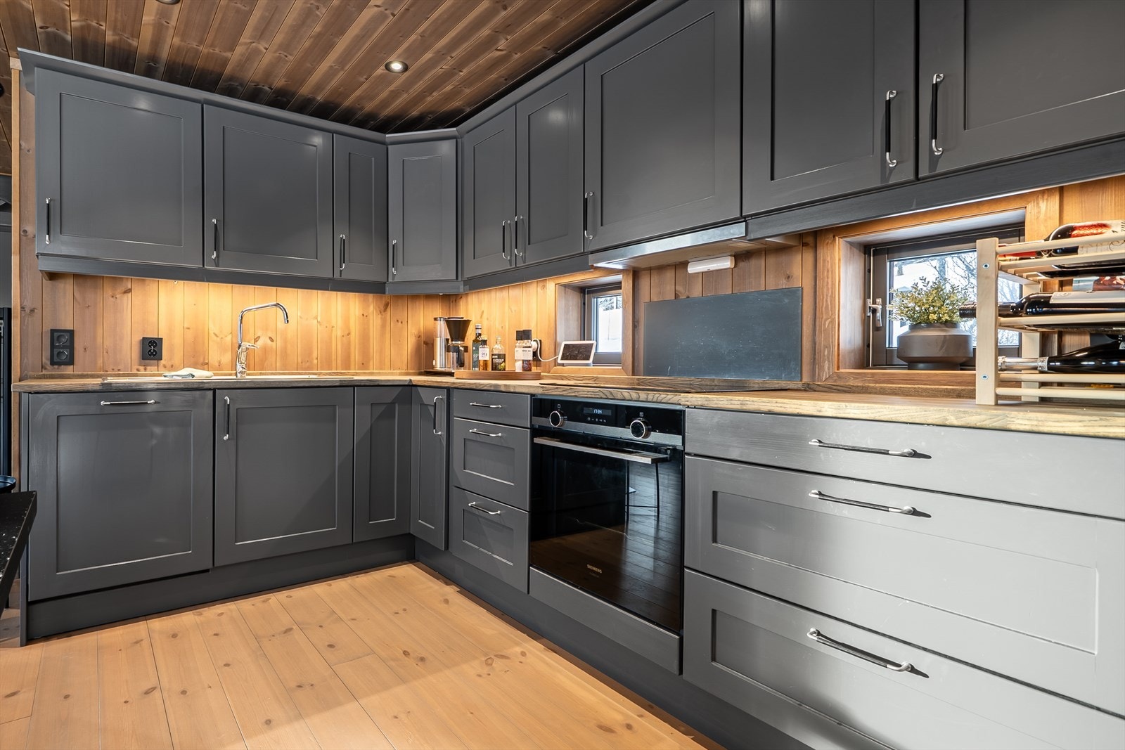 Her har du raust med skap- og benkeplass i både over- og underskap. Galleribilde