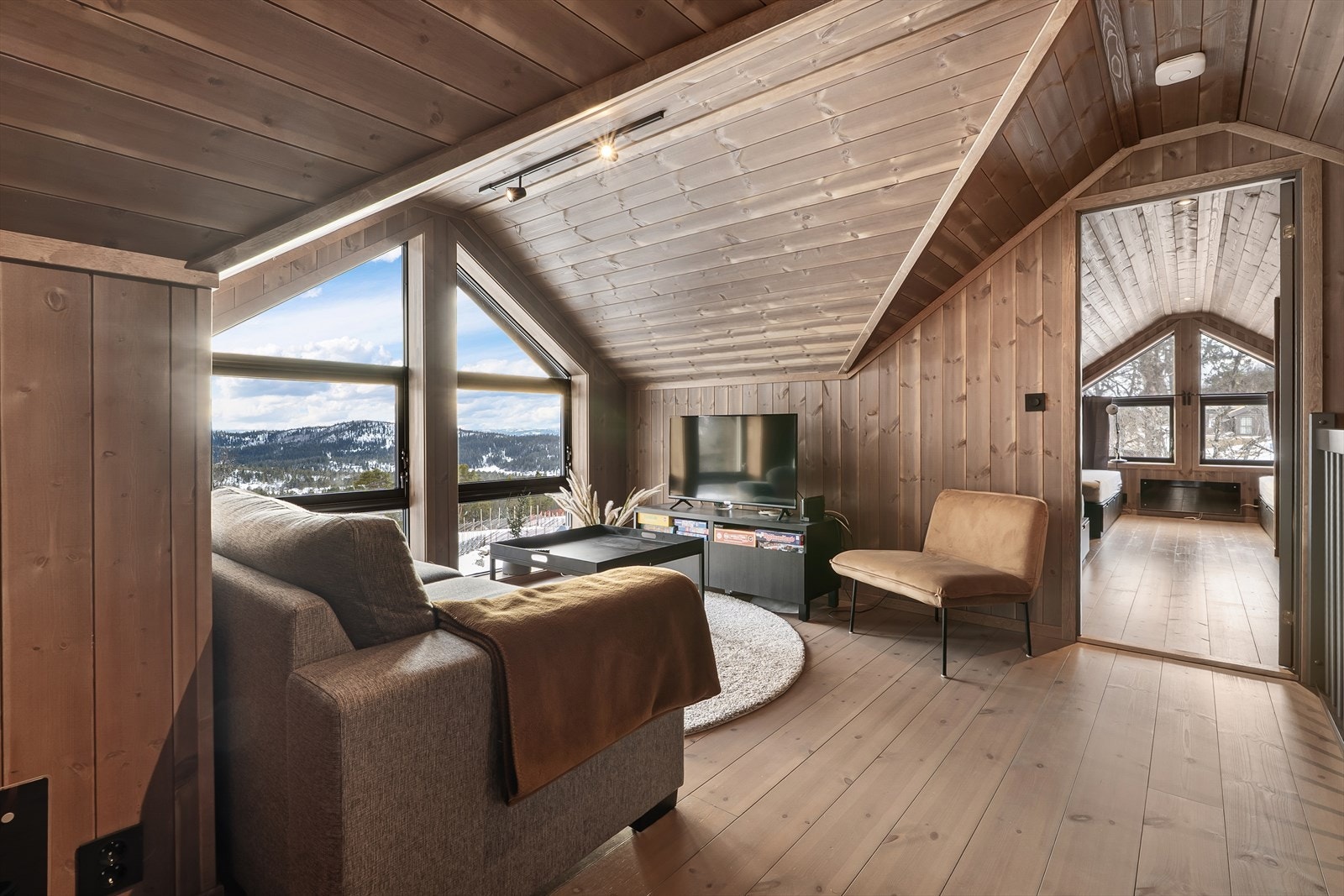 Her er det fine muligheter for at de voksne kan slappe av nede, mens de yngre har en egen avdeling oppe. Galleribilde