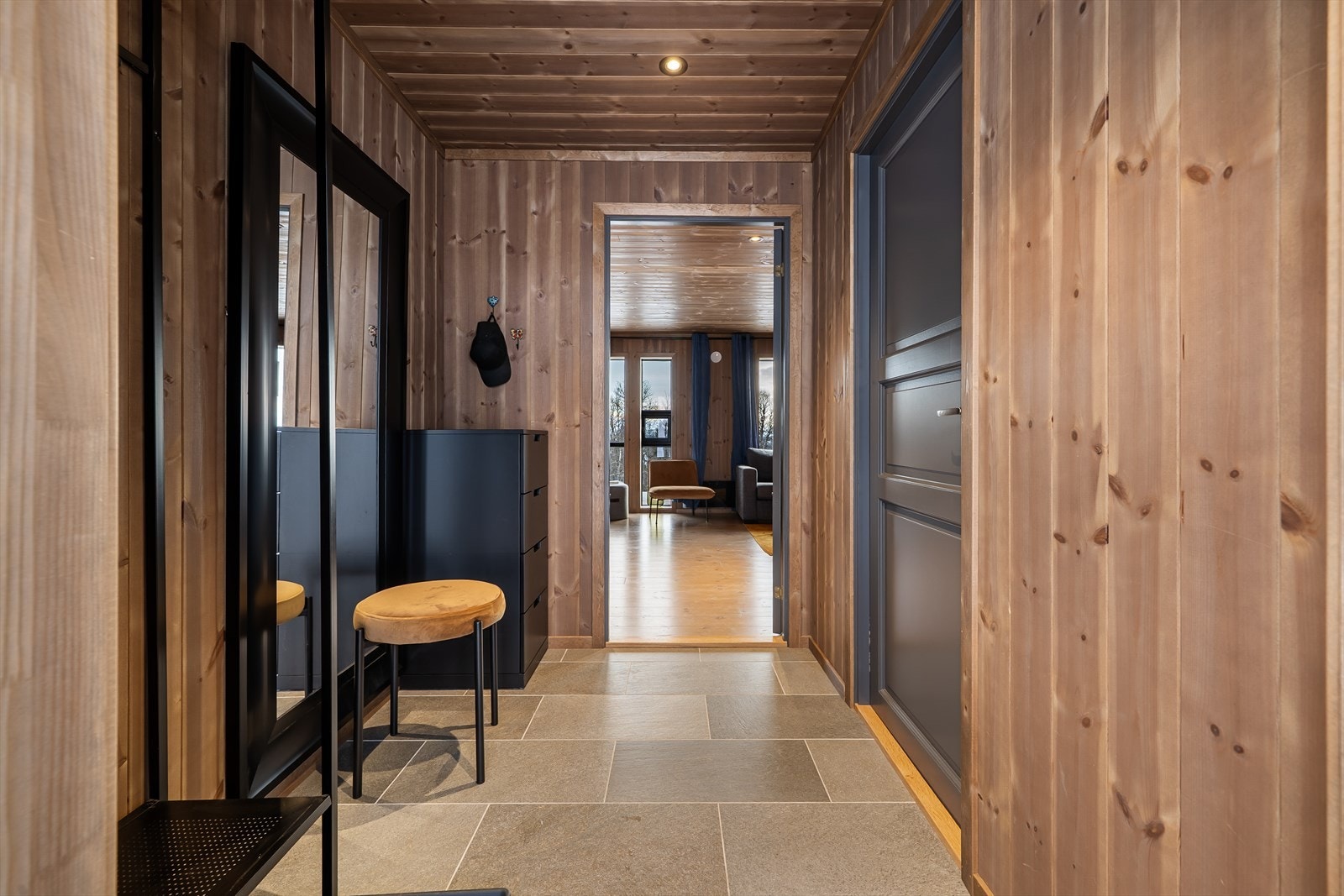 Flislagt entré med 30*60 flis med varmekabler i gulv og du har god plass til oppbevaring av sko og yttertøy. Galleribilde