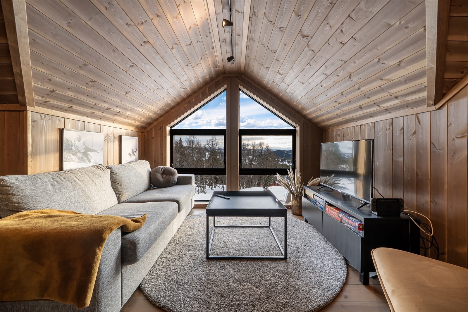 I hytta så er det en loftstue som ligger i tilknytning til soverommene. Galleribilde