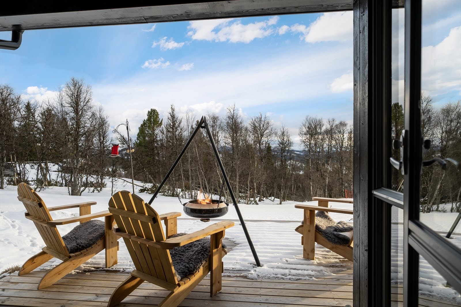 Eiendommen har en meget attraktiv beliggenhet ca. 909 moh. Her har du en fantastisk utsikt mot Raulandsfjell. Med sin syd-vestvendte beliggenhet har hytta meget gode solforhold. Galleribilde