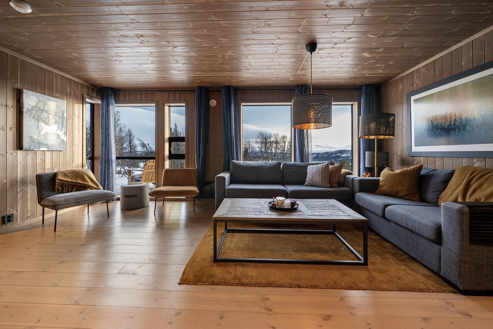 Stua er god av størrelse og med store vindusflater som gir rommet mye naturlig lys og fint utsyn mot Raulandsfjell. Galleribilde