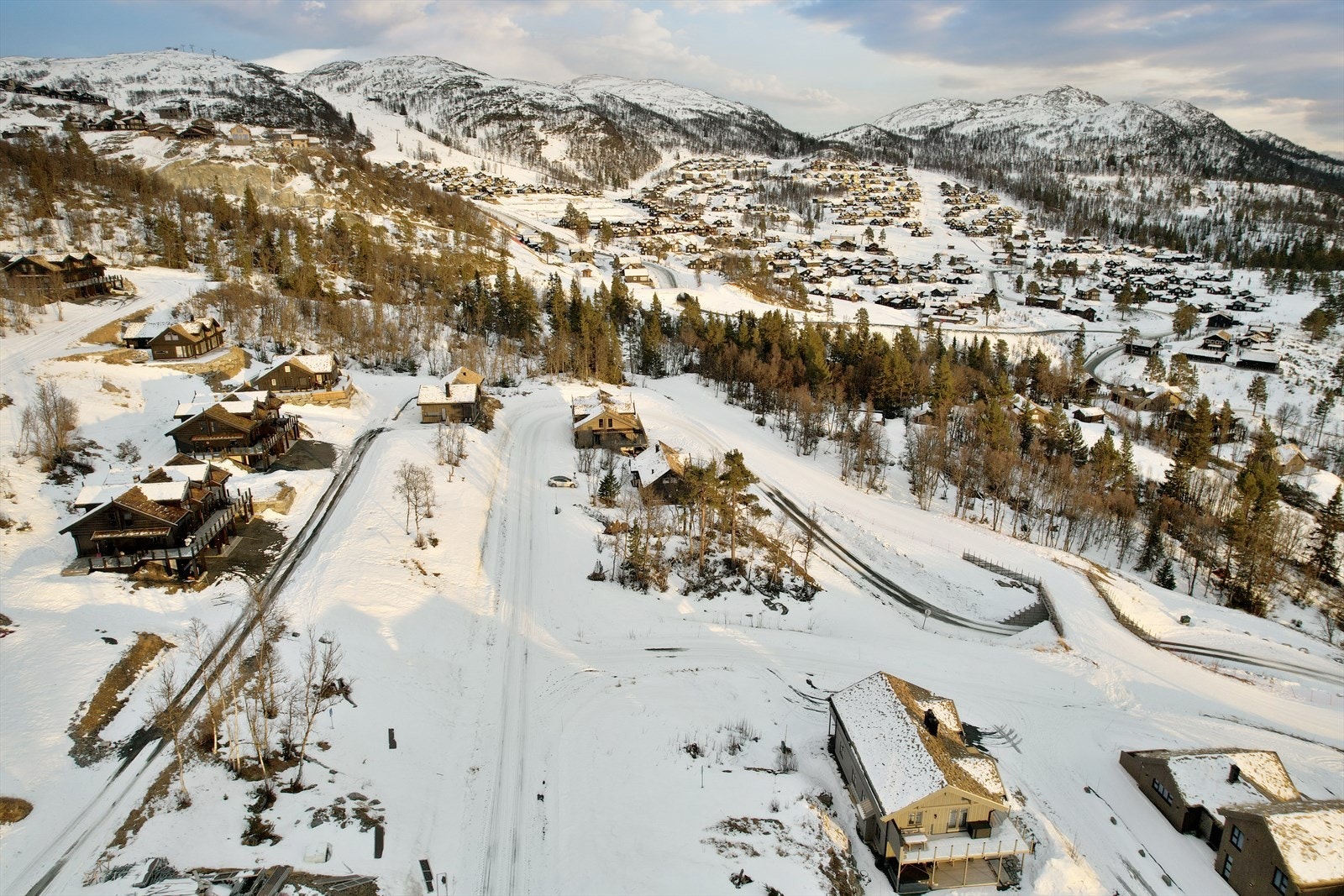 I Fjellsteggen er det lagt til rette for deilige dager i fjellheimen med plass til hele familien.
Kort vei til Raulands mange spennende aktiviteter, uten følelsen av å være for tett innpå andre. Galleribilde