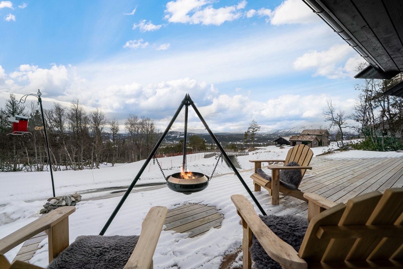 Magisk beliggenhet med skiløypa rett foran! Her får du uhindret sol og utsikt - ingen hytter som skygger for opplevelsen. Fra terrassen har man en flott utsikt utover Raulandsfjell og svært gode solforhold. Galleribilde