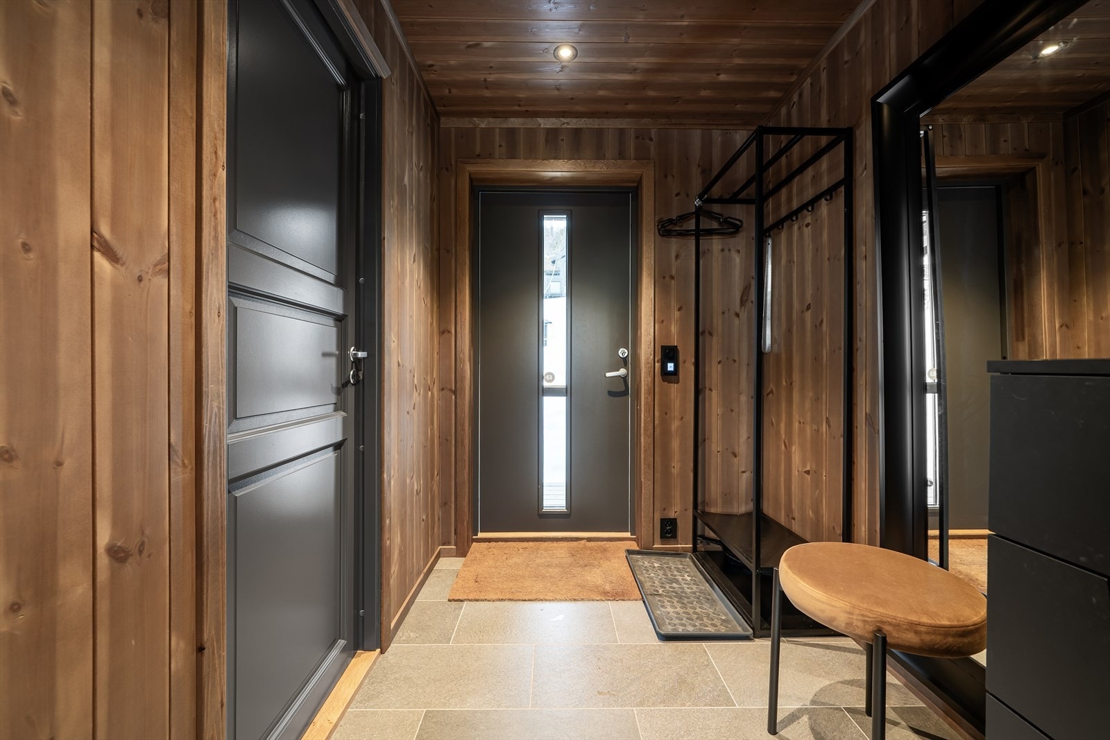 Gangen er av god størrelse som gir rikelig med plass når hele familien skal ut på tur. Du har godt med lys fra spots i himling. Galleribilde