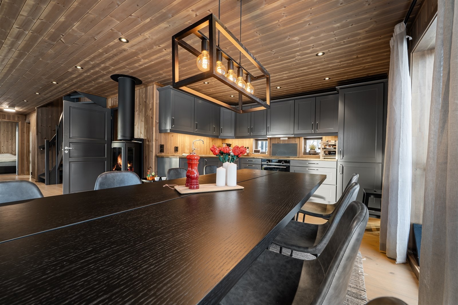 God plass på kjøkkenet til et stort spisebord med plass til hele familien. Galleribilde