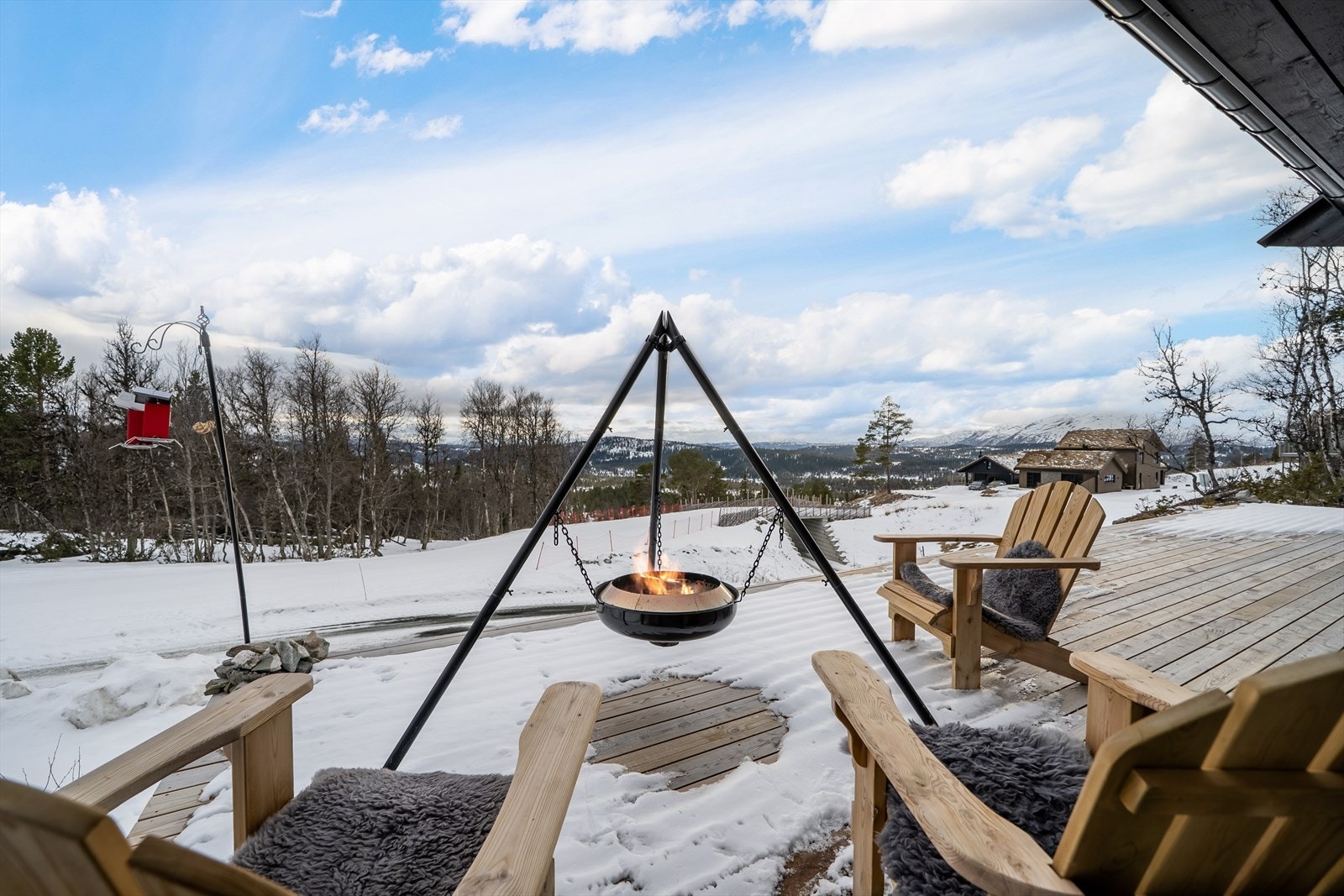 Fra hytta kan du gå rett ut i både langrennsløypene og alpinbakken. Du kan velge deg den langrennsløypa som passer deg aller best, av totalt 150 km oppkjørte løyper med varierende vanskelighetsgrad. Galleribilde