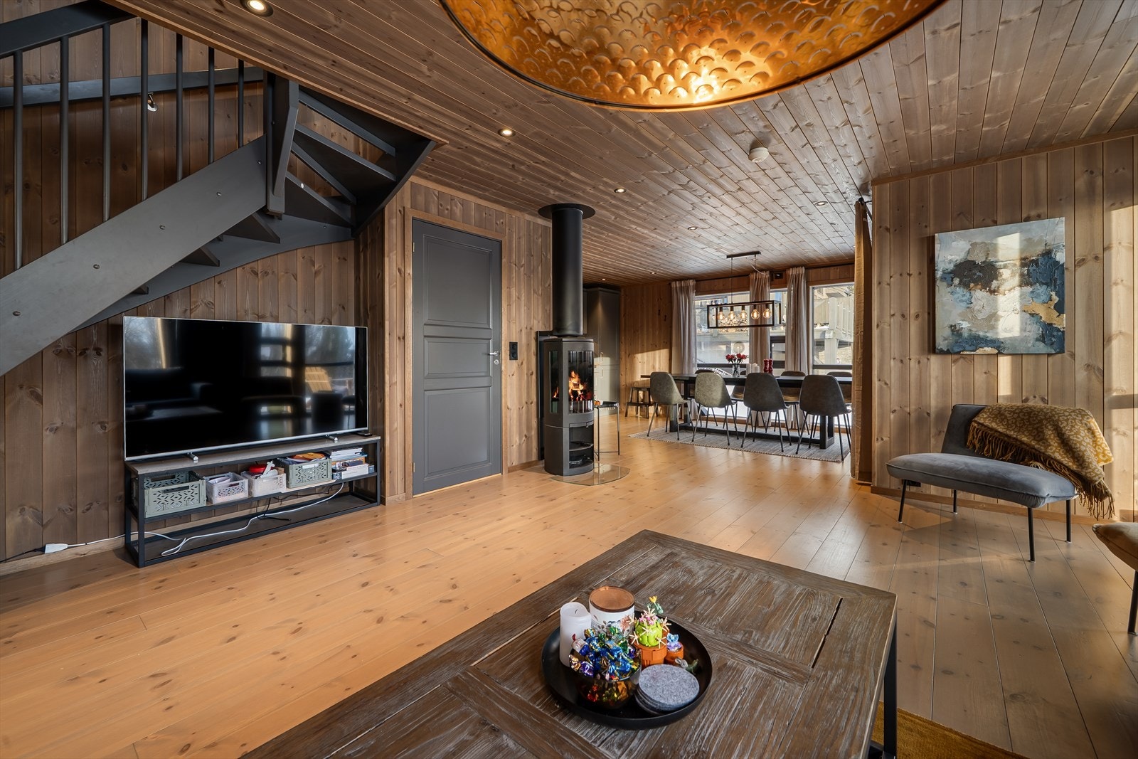 Delvis åpen løsning mellom stue og kjøkken. Galleribilde