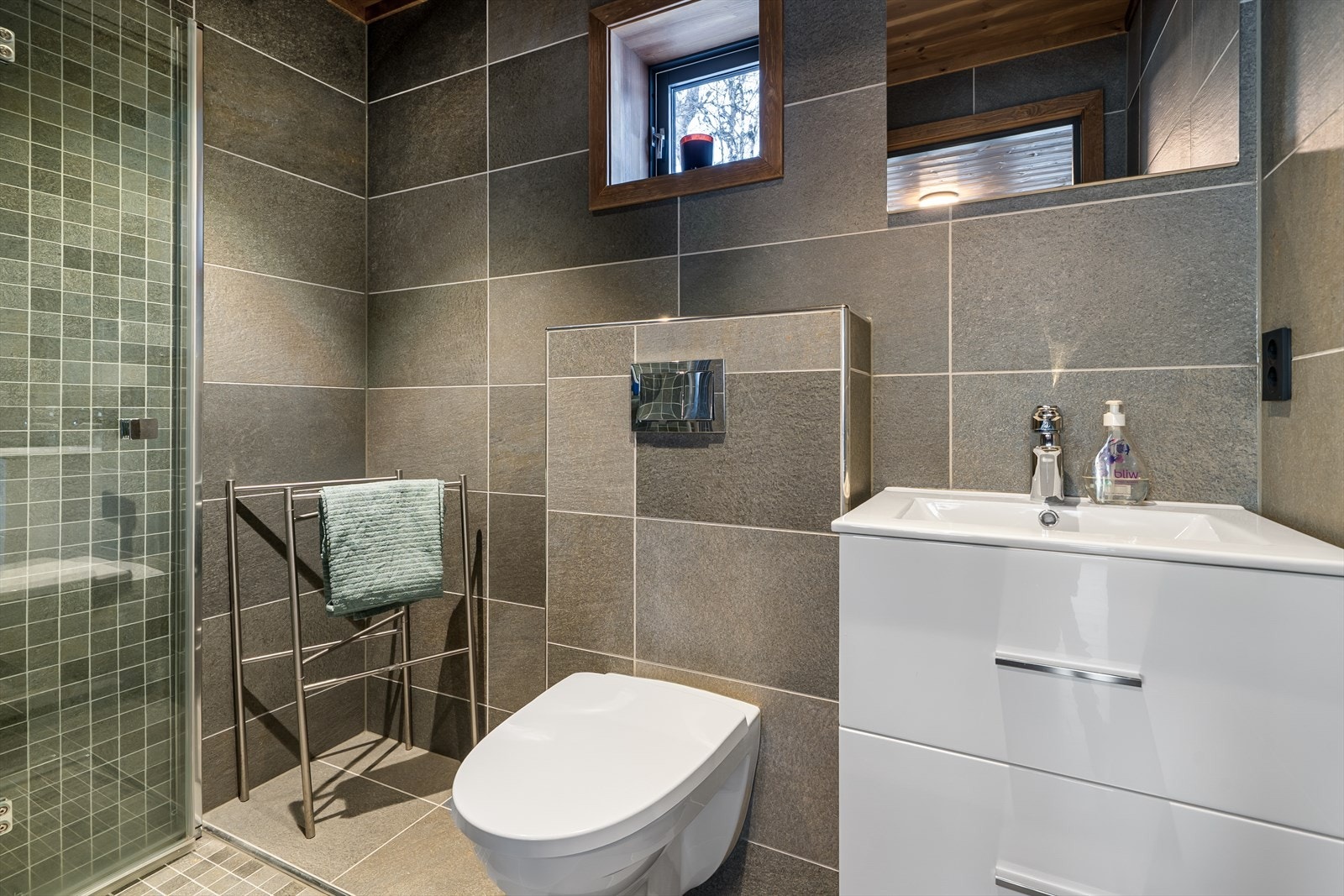 Bad innredet med moderne innredning med heldekkende servant, og skuffer under. Galleribilde