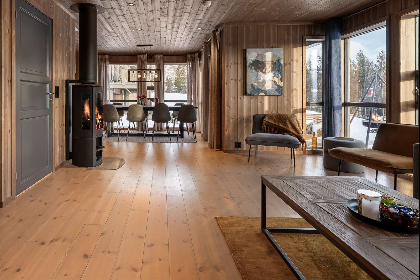 Flott moderen peisovn som utfyller hyttas stil, peisovnen gir både god varme og hyggelig atmosfære på kalde vinterkvelder. Galleribilde