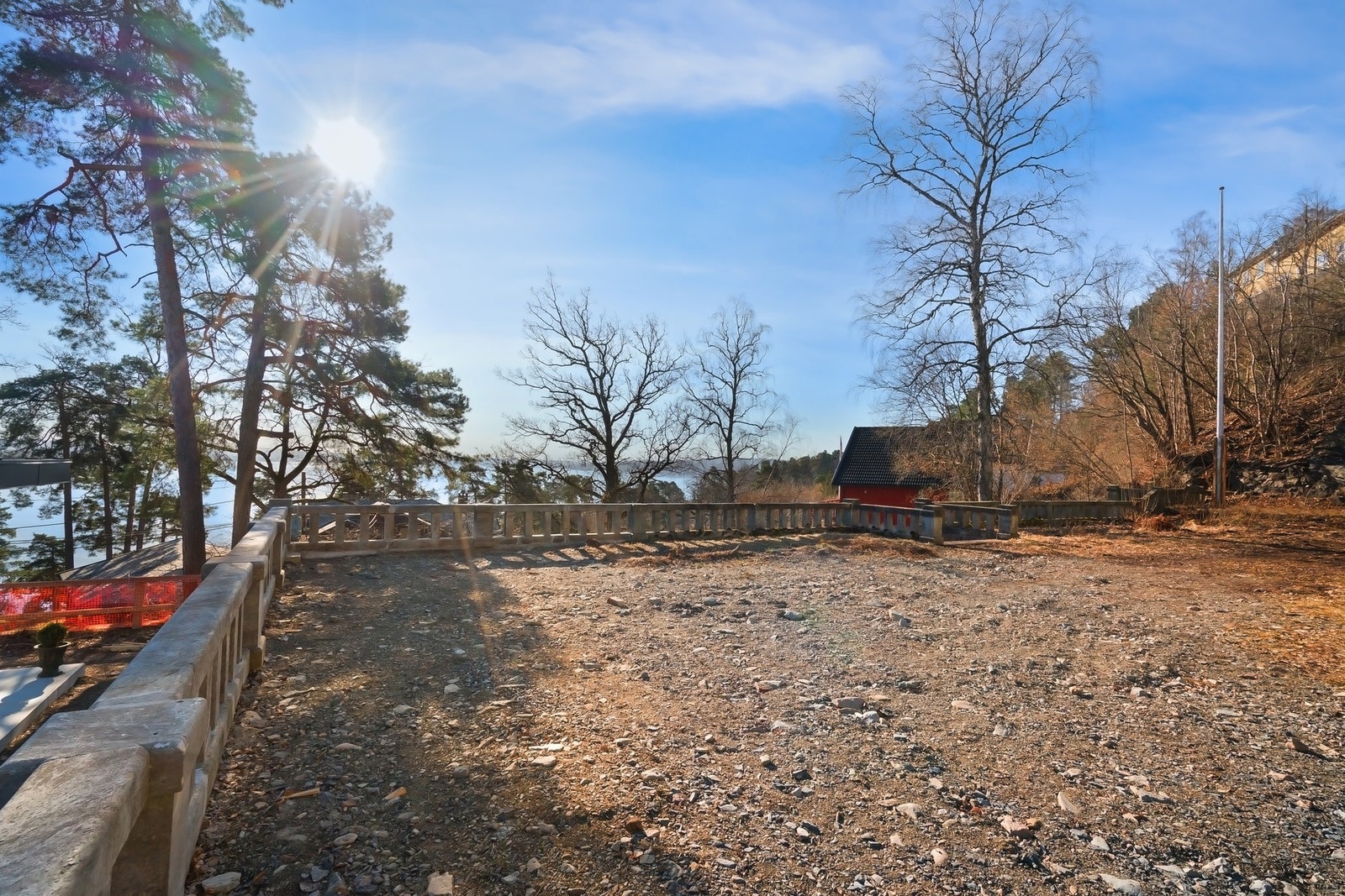Hageanlegg i terrasser fra 1920-tallet med balustrade i italiensk kleberstein. Galleribilde