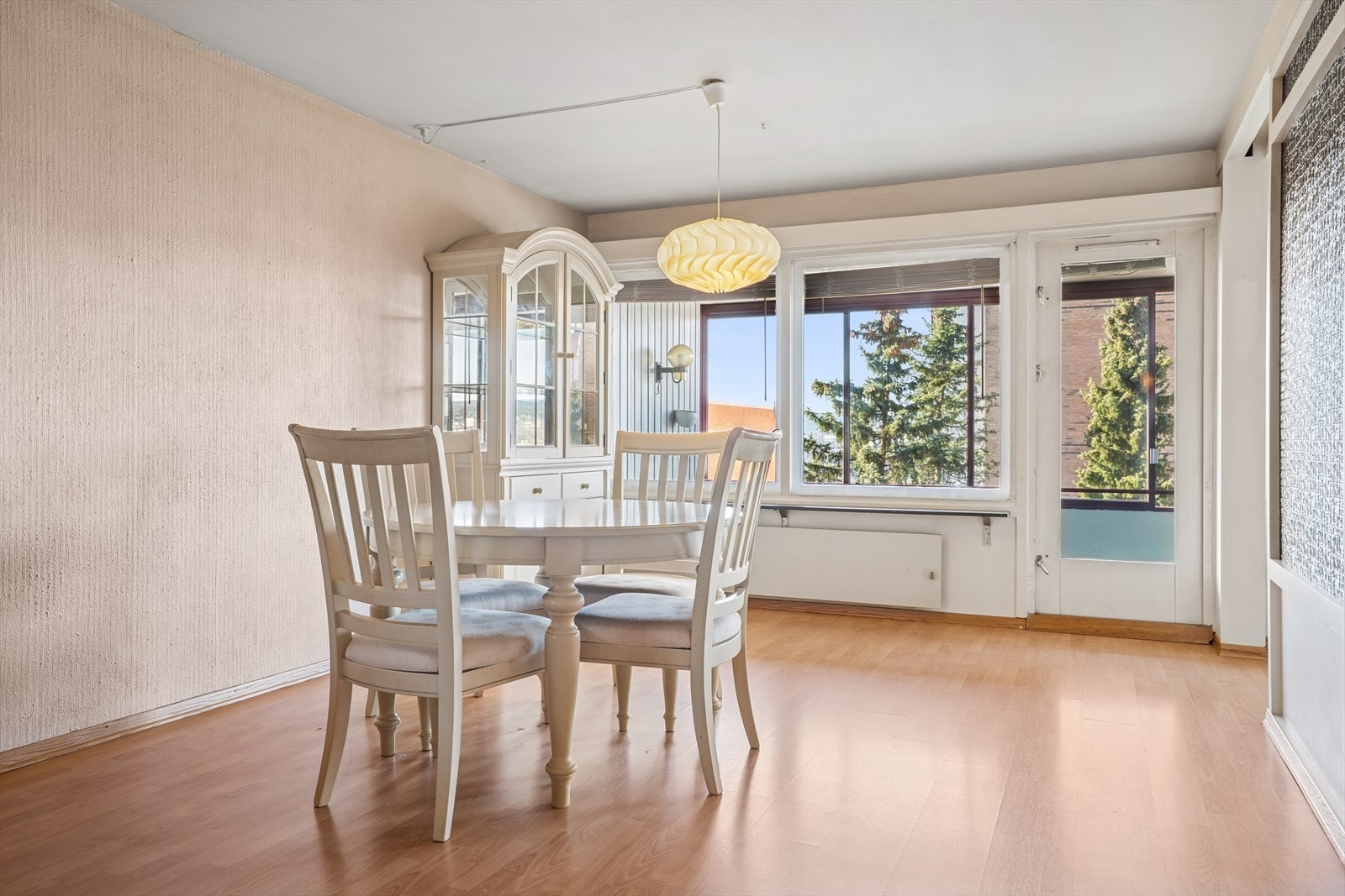 De store vindusflatene slipper inn rikelig med naturlig lys, som gir en god atmosfære i leiligheten. Galleribilde