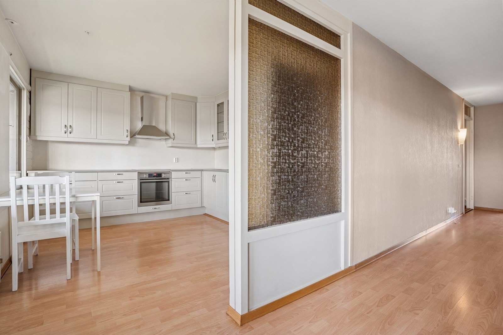 En delvis åpen stue/kjøkkenløsning der kjøkkenet ikke er fullstendig avskilt eller for isolert fra stuen. Galleribilde