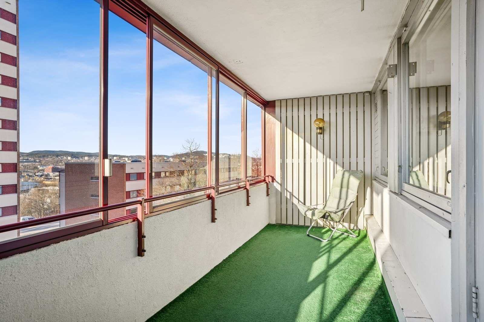 Her er det god plass til å sette utemøblene sine og nyte de herlige omgivelsene. Galleribilde