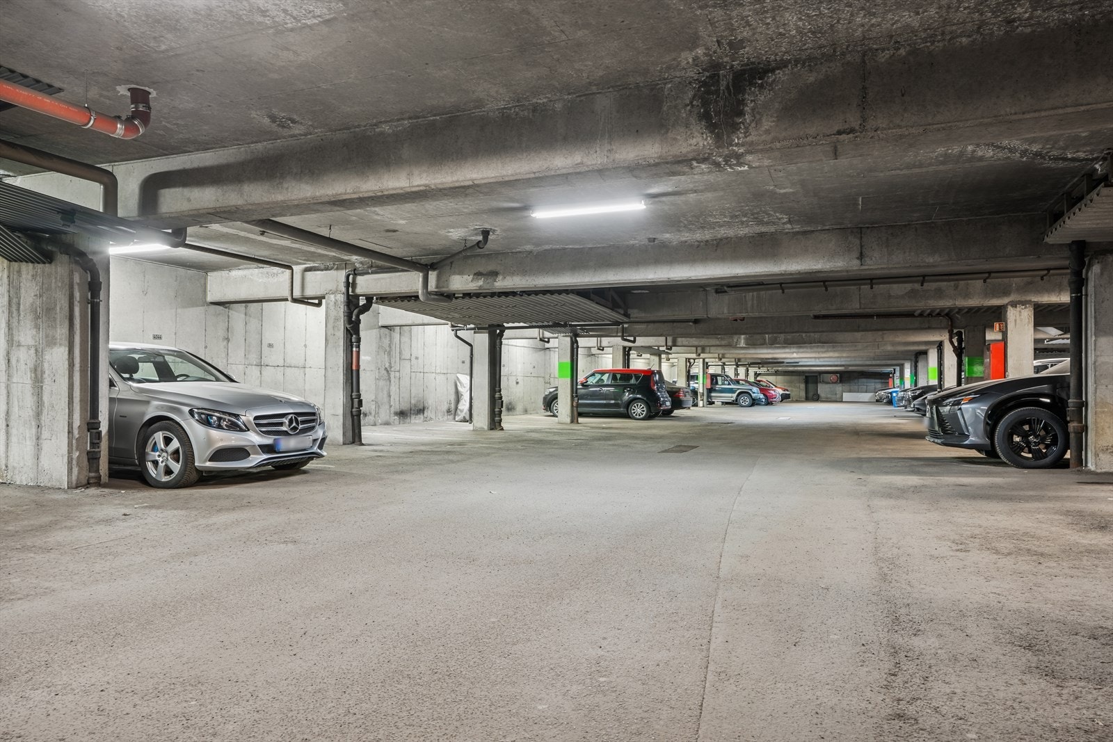 Borettslaget har parkeringsplasser og/eller garasjeplasser som leies ut etter ventelister. Galleribilde