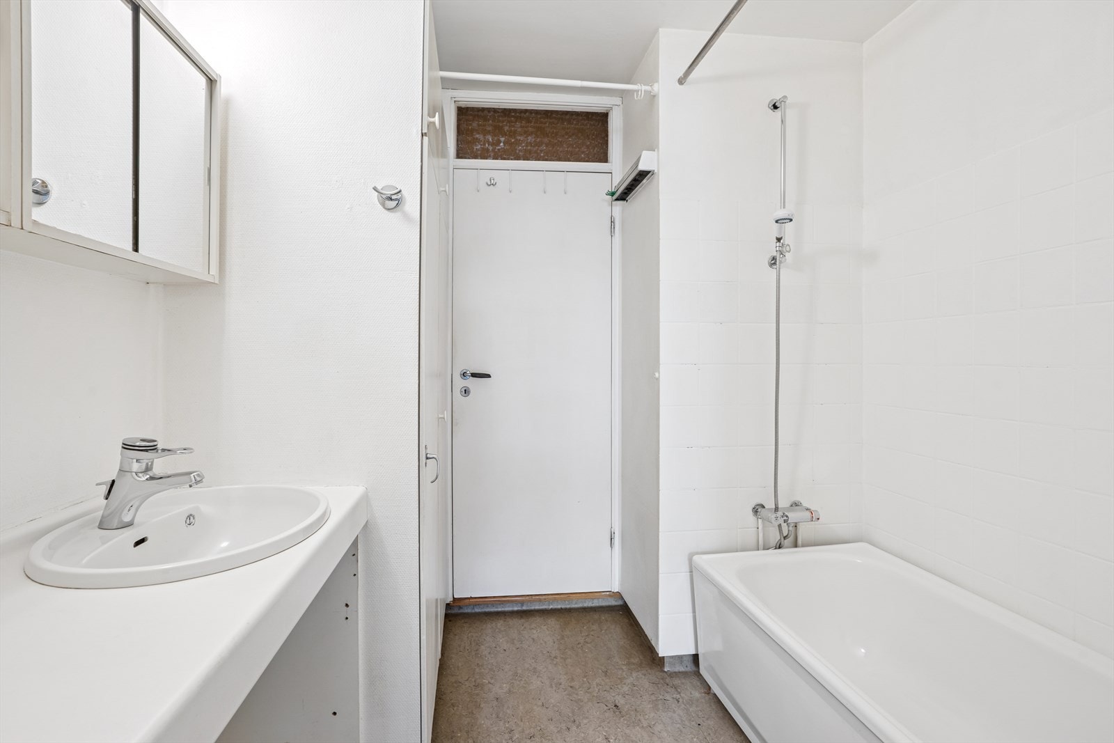 Badet er innredet med servantskap met ett-greps blandebatteri, speilskap, høyskap, tørkeskap, blandebatteri, badekar og dusjgarnityr. Galleribilde