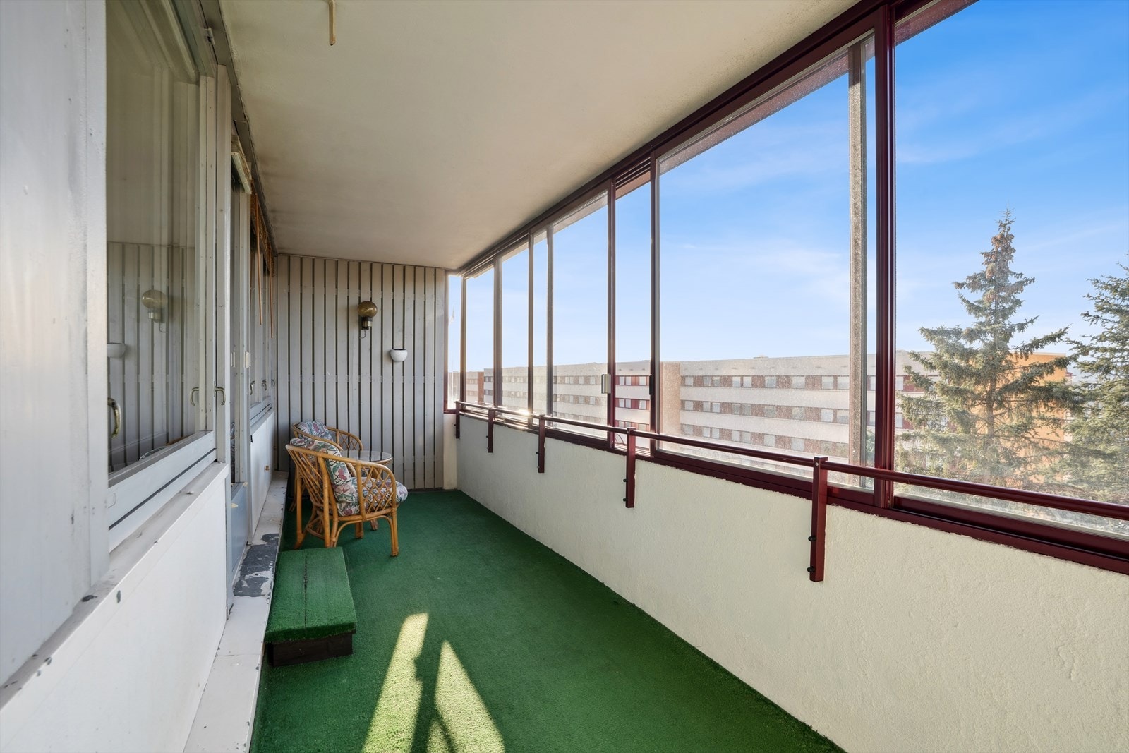 Balkongen fungerer som en herlig forlengelse av stuen og kan nytes store deler av året da den er innglasset. Galleribilde