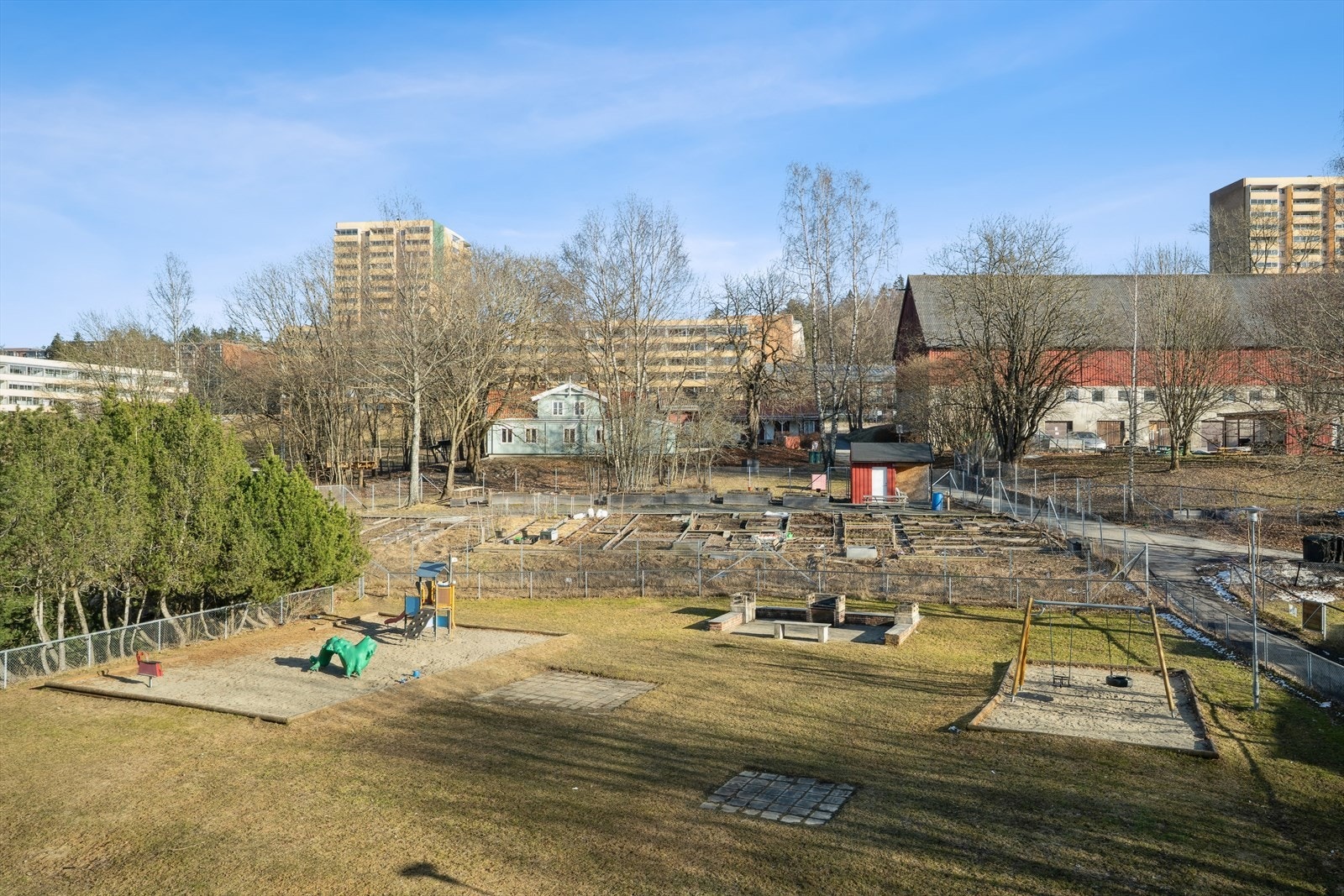 Området fremstår som ideelt for de med barn, hvor det er etablert store grøntarealer og hyggelige tun med plen, trær og lekestativer. Galleribilde