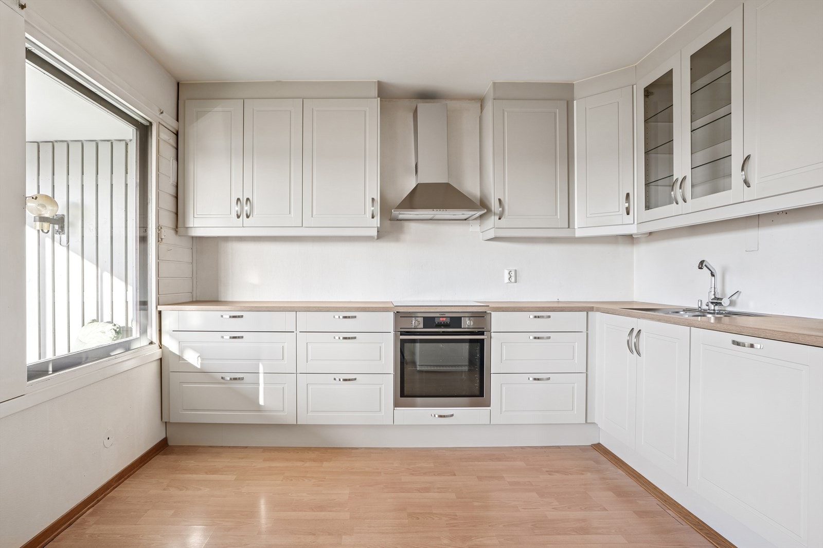 Kjøkkenet er funksjonelt utformet med gode arbeidsforhold samt skap- og benkeplass. Galleribilde