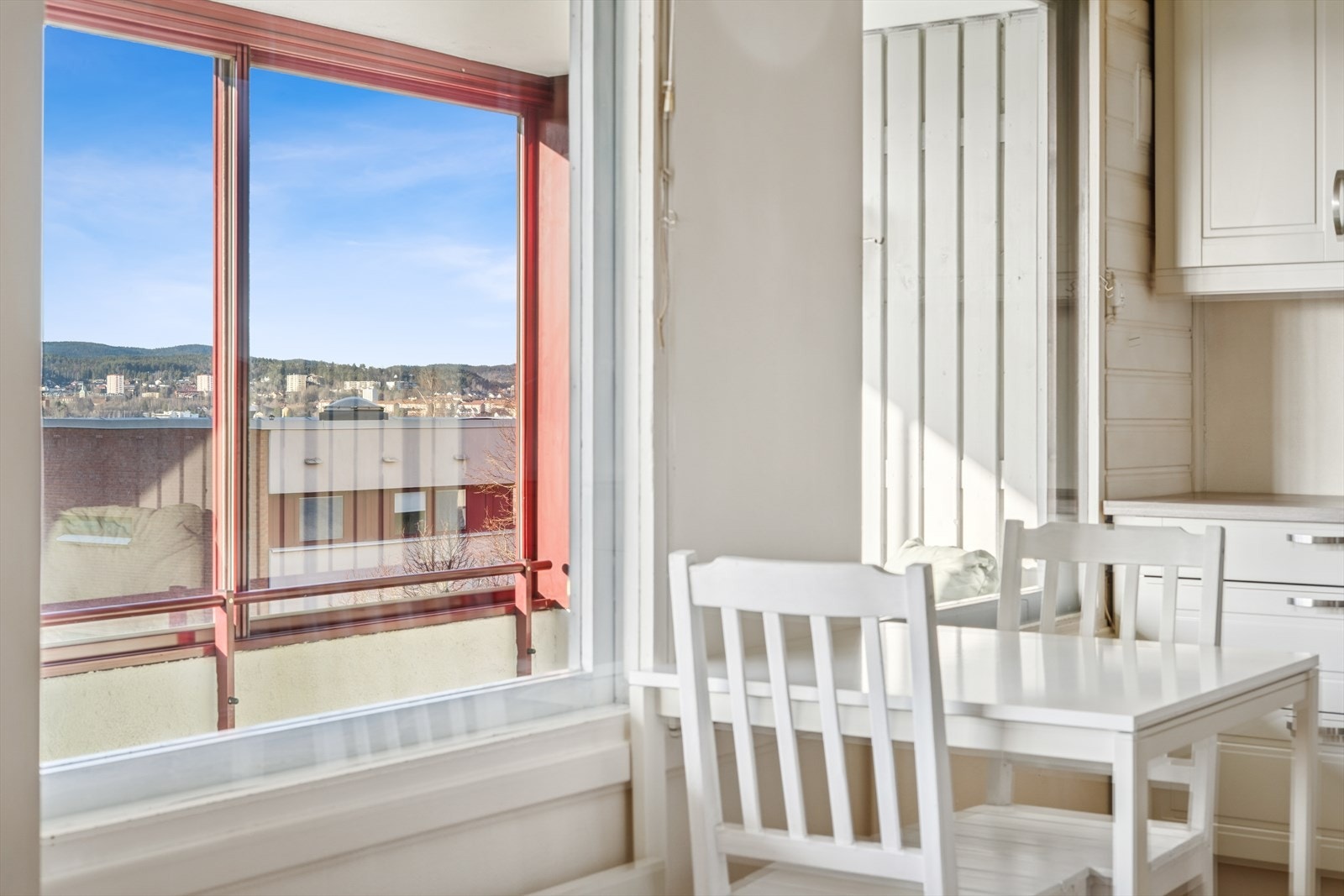 I tilknytning til kjøkkenet har man plass til en liten spisegruppe. Galleribilde