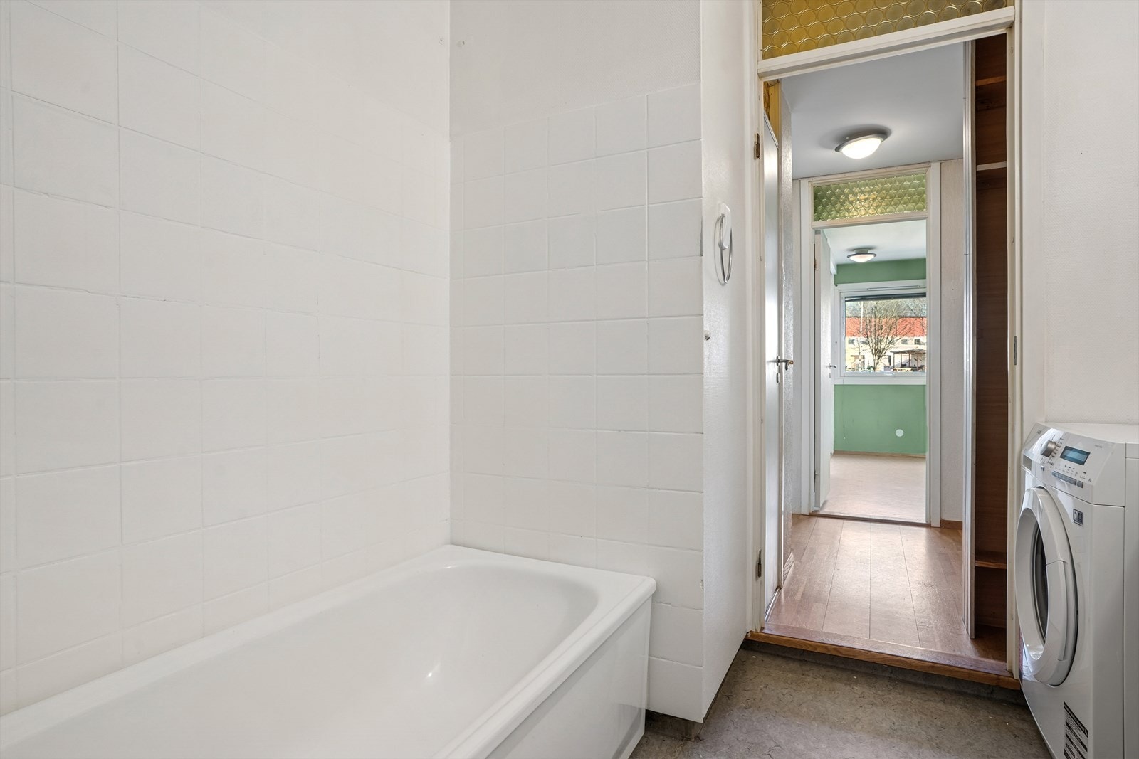 Baderom av god størrelse med opplegg for vaskemaskin. Galleribilde