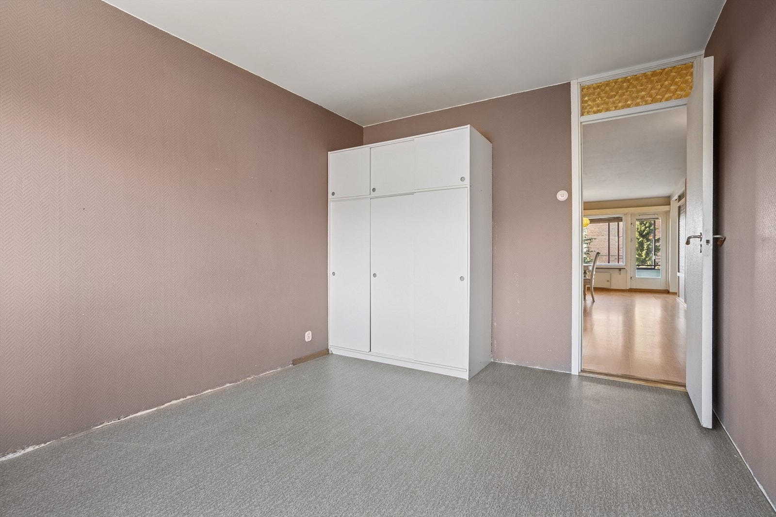 Hovedsoverommet er romslig og har god plass til dobbeltseng, med nattbord på hver side og annet soveromsmøblement. Galleribilde