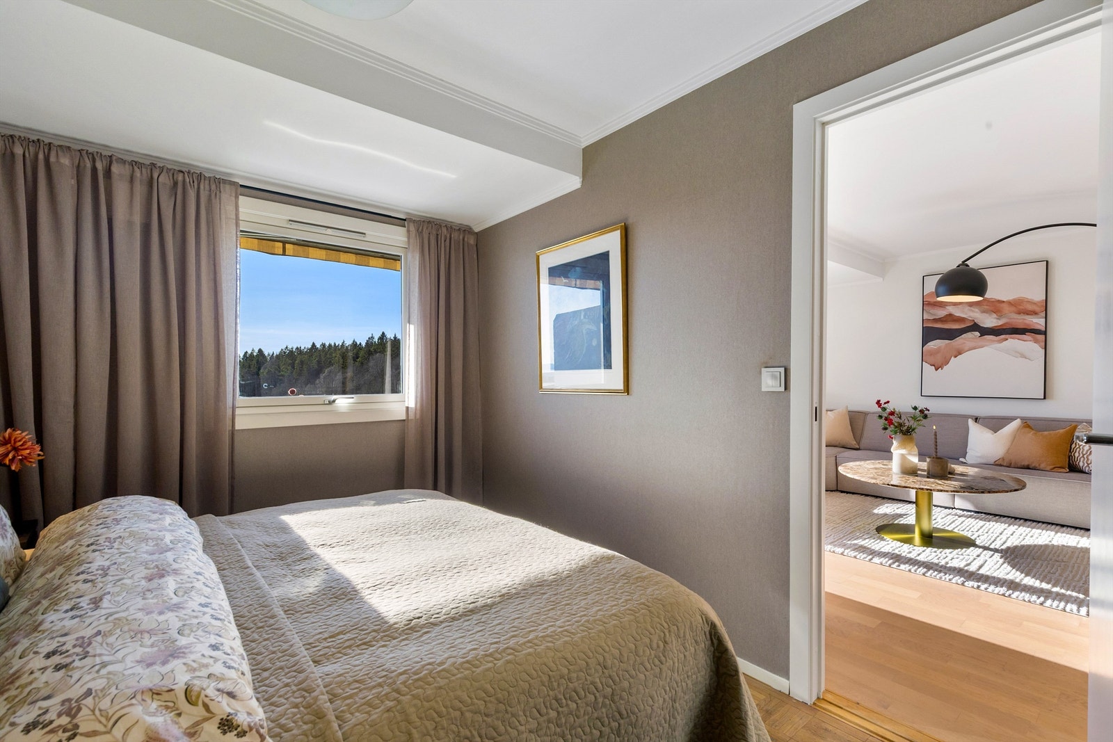 Praktiske skyvedørsgarderober mellom soverom og baderom Galleribilde