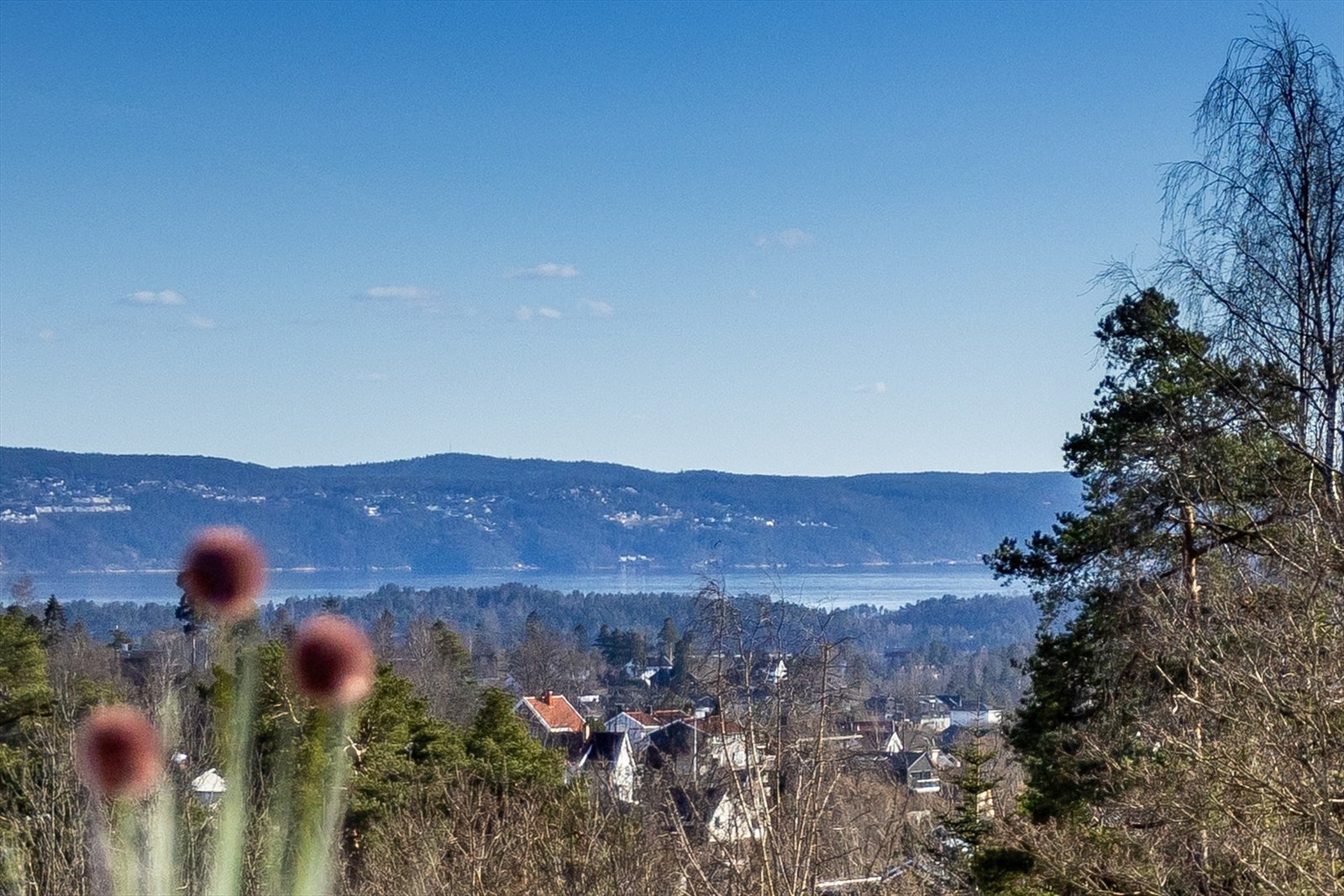 Leiligheten ligger høyt og fritt med panoramautsikt mot sjøen Galleribilde