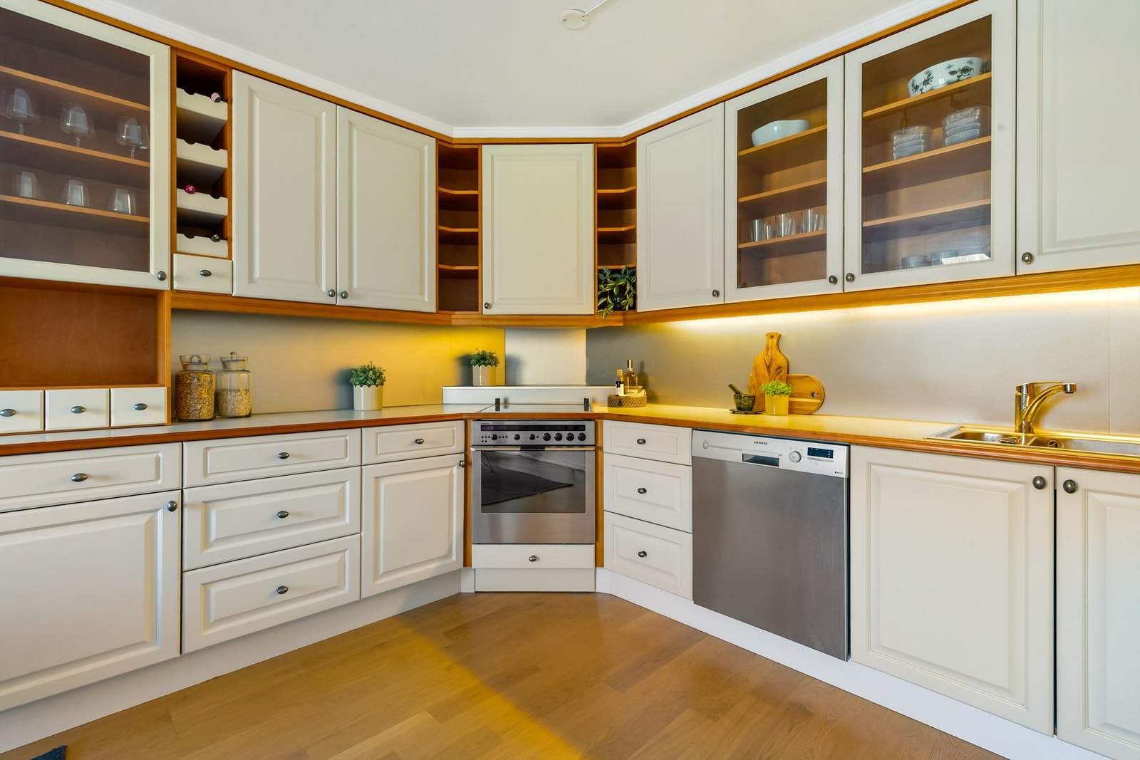 Kjøkkenet har godt med skap- og benkeplass Galleribilde