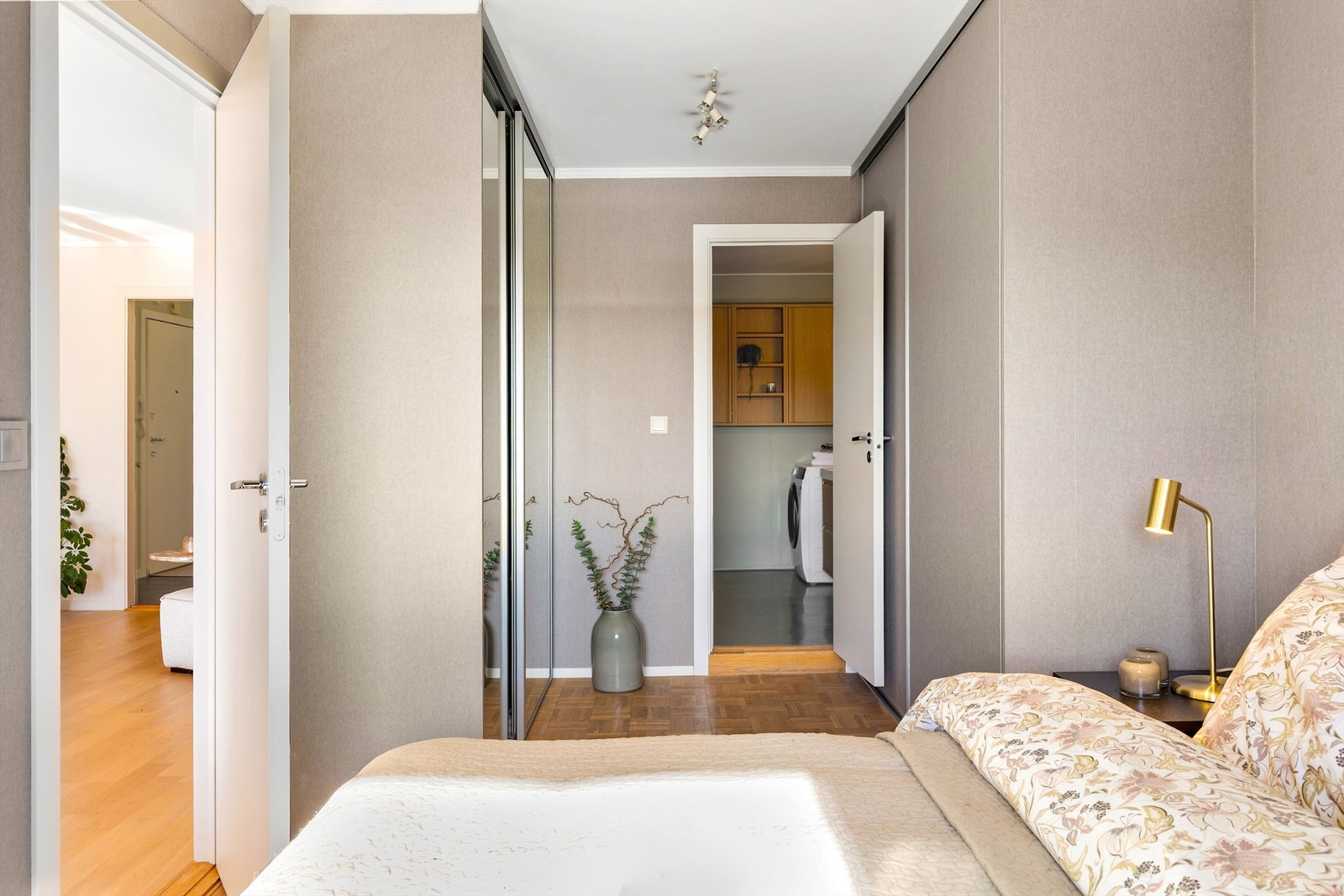 Fra hovedsoverommet har du adkomst til privat bad Galleribilde